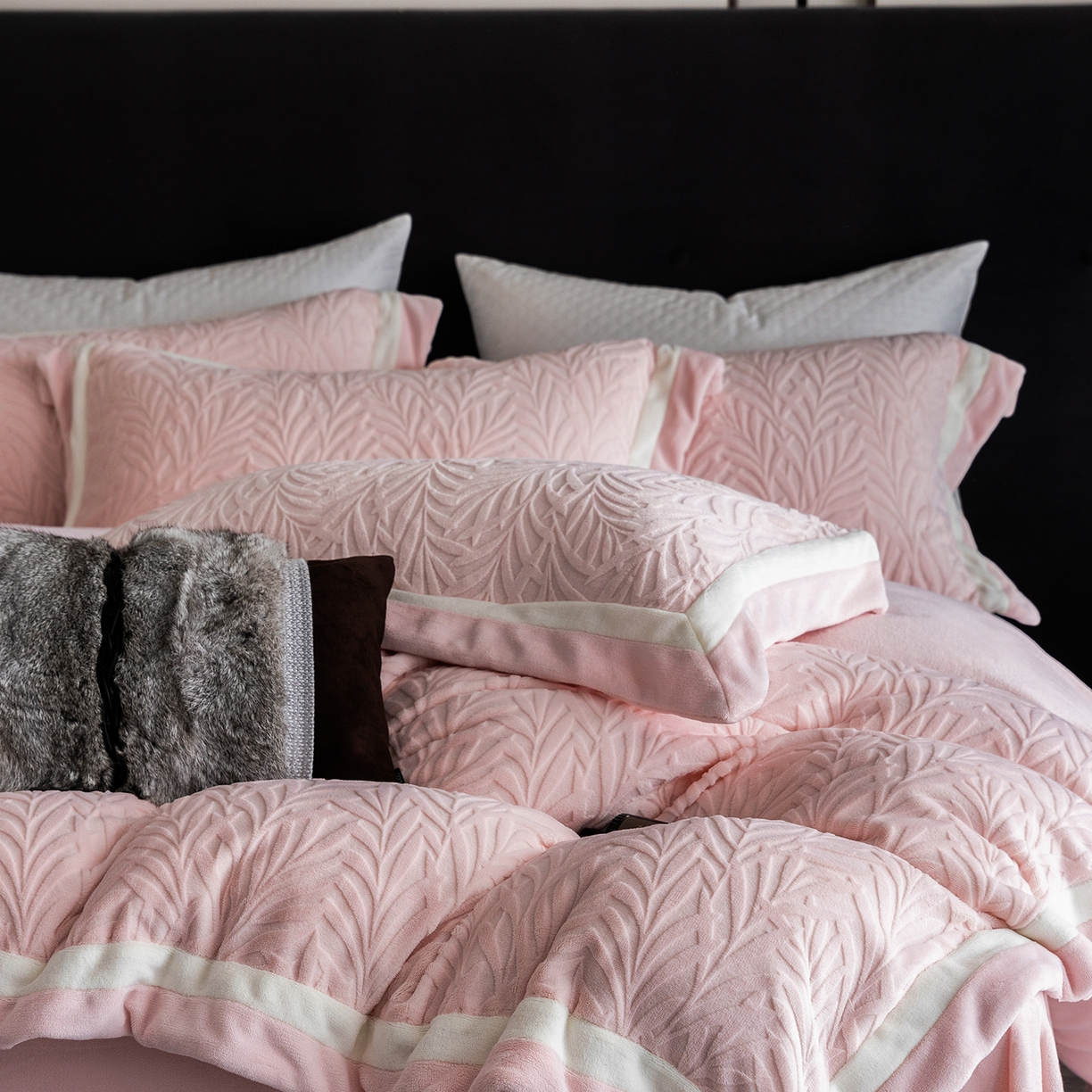 91家纺网 家纺一手货源 找家纺 蓝梦 2025新款亲肤舒适牛奶绒四件套-榈叶系列 榈叶-豆蔻粉