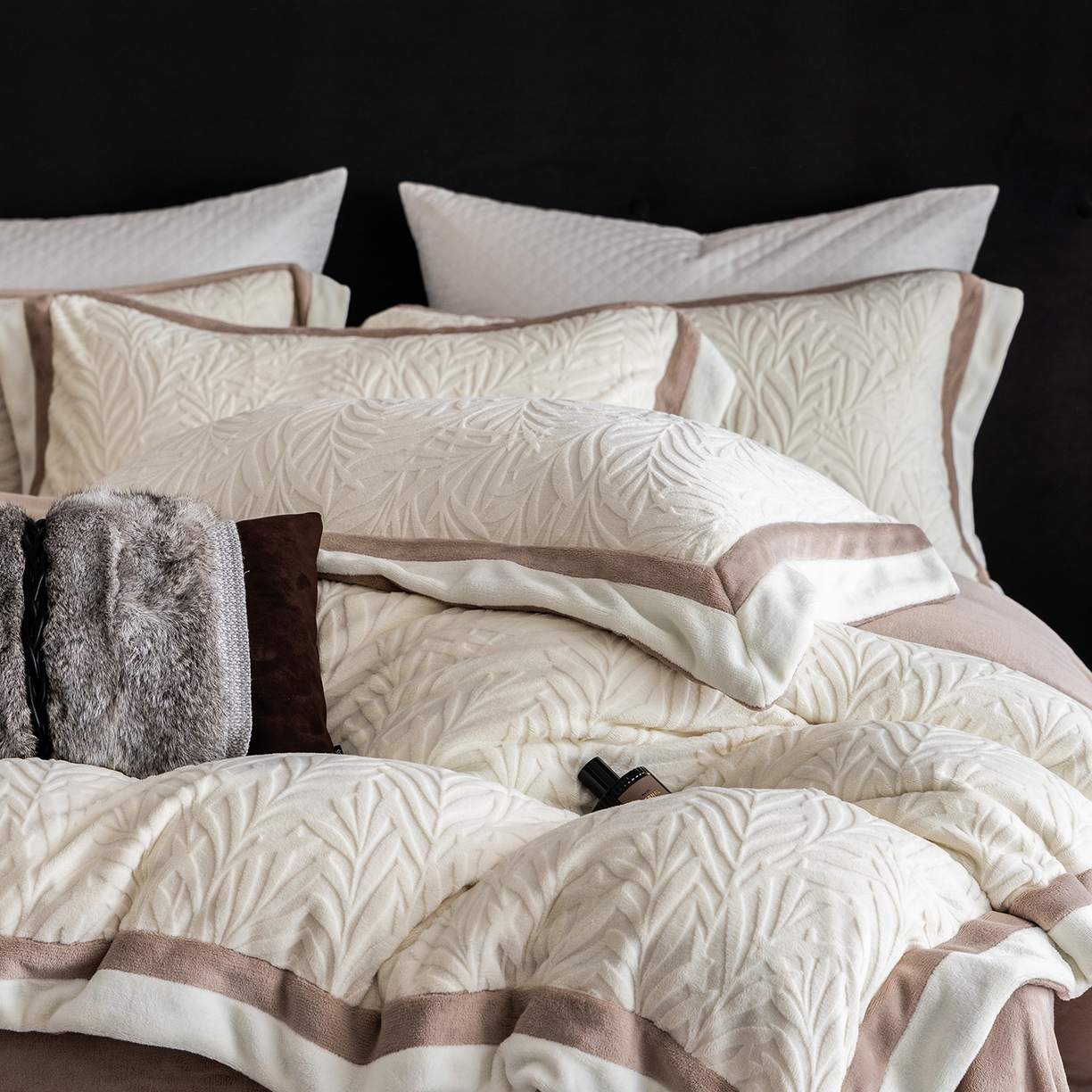 91家纺网 家纺一手货源 找家纺 蓝梦 2025新款亲肤舒适牛奶绒四件套-榈叶系列 榈叶-米月白