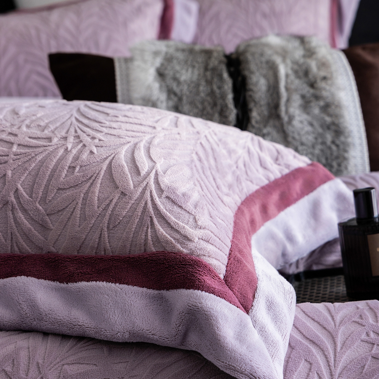 91家纺网 家纺一手货源 找家纺 蓝梦 2025新款亲肤舒适牛奶绒四件套-榈叶系列 榈叶-香芋紫