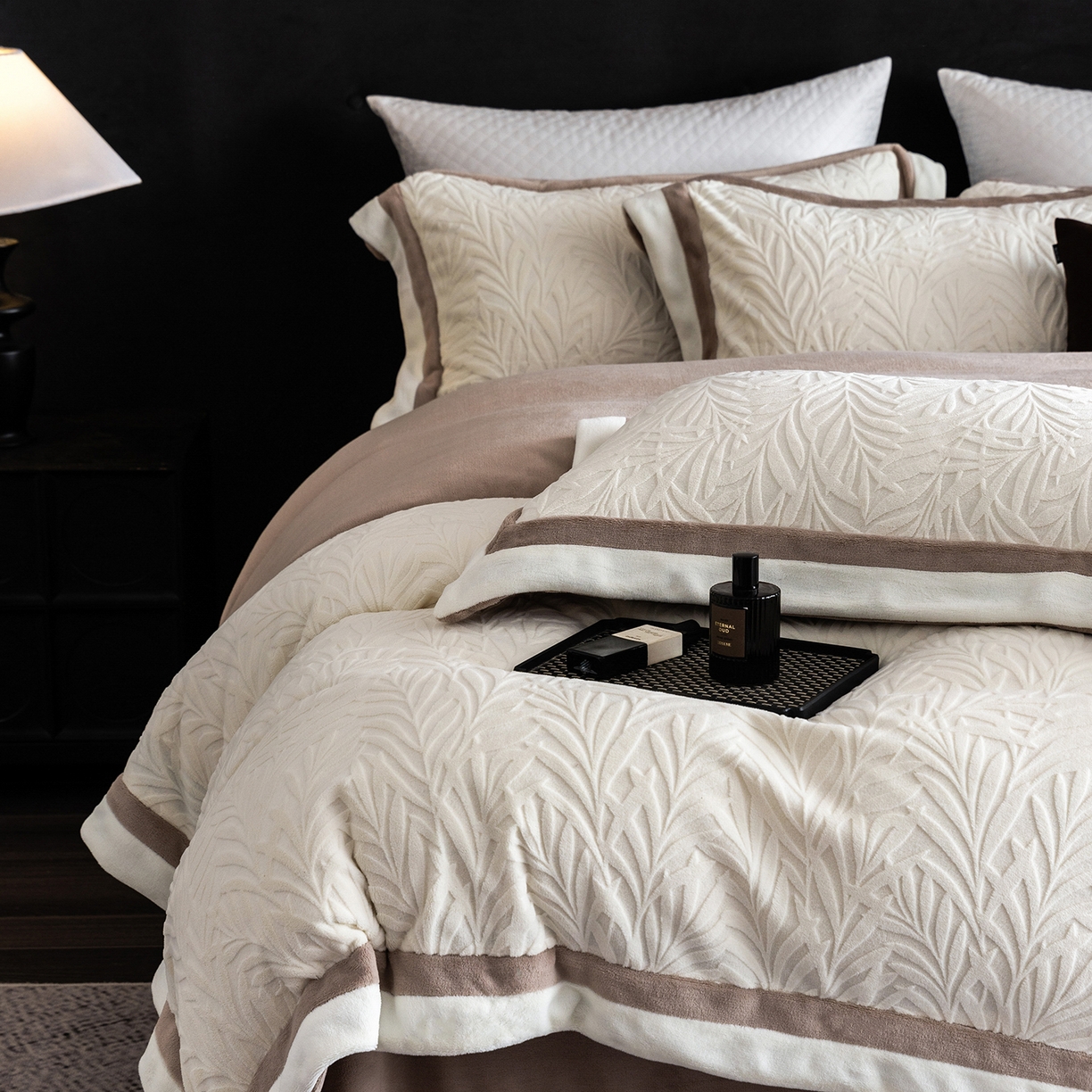 91家纺网 家纺一手货源 找家纺 蓝梦 2025新款亲肤舒适牛奶绒四件套-榈叶系列 榈叶-米月白