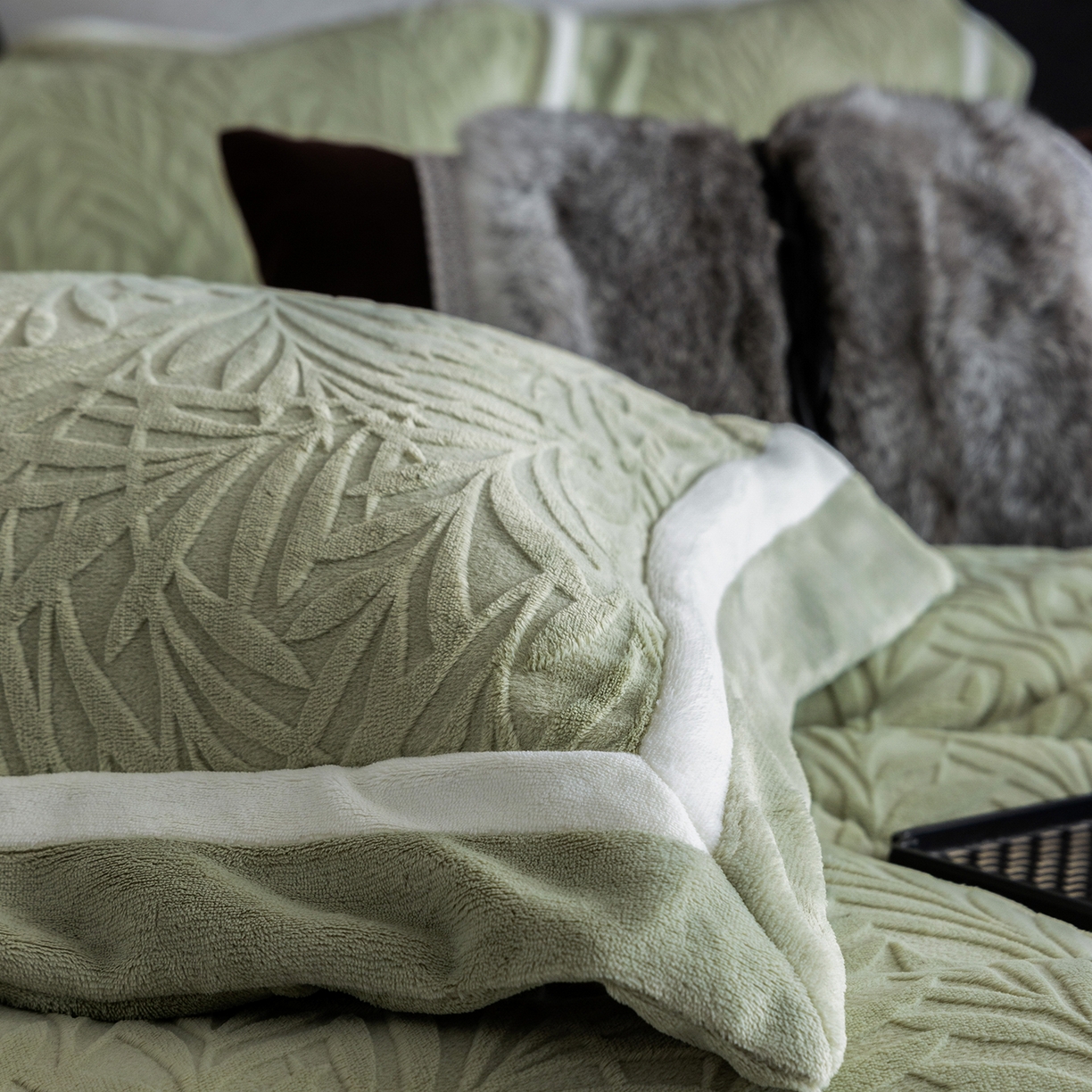 91家纺网 家纺一手货源 找家纺 蓝梦 2025新款亲肤舒适牛奶绒四件套-榈叶系列 榈叶-浅灰绿