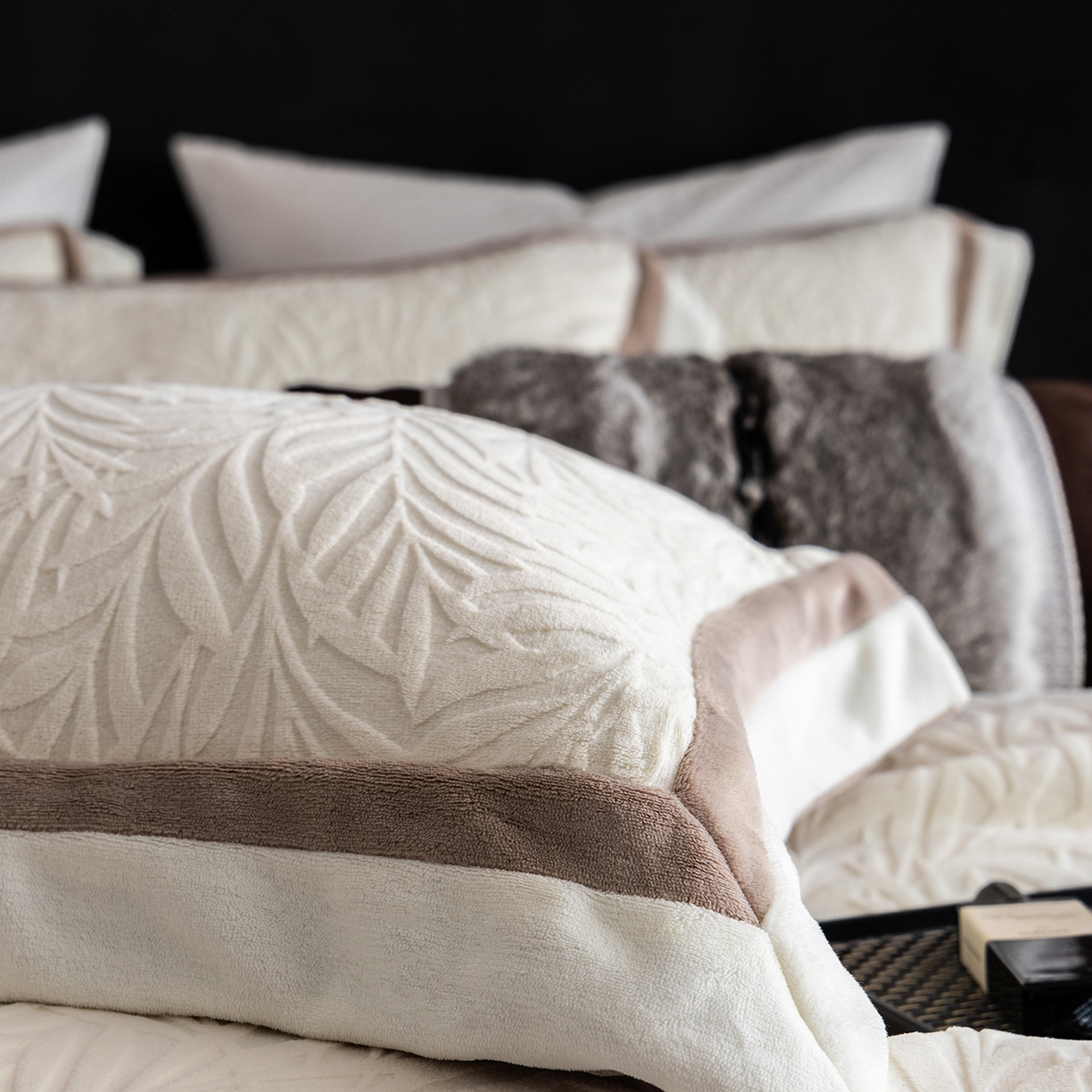 91家纺网 家纺一手货源 找家纺 蓝梦 2025新款亲肤舒适牛奶绒四件套-榈叶系列 榈叶-米月白