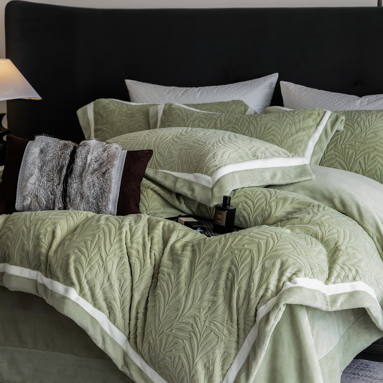 91家纺网 家纺一手货源 找家纺 蓝梦 2025新款亲肤舒适牛奶绒四件套-榈叶系列 榈叶-浅灰绿