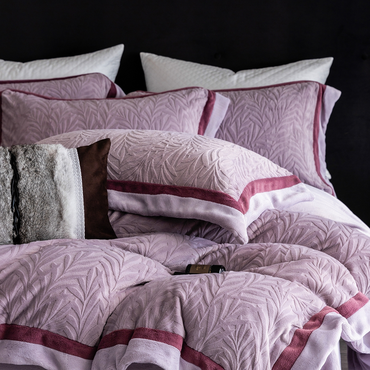 91家纺网 家纺一手货源 找家纺 蓝梦 2025新款亲肤舒适牛奶绒四件套-榈叶系列 榈叶-香芋紫