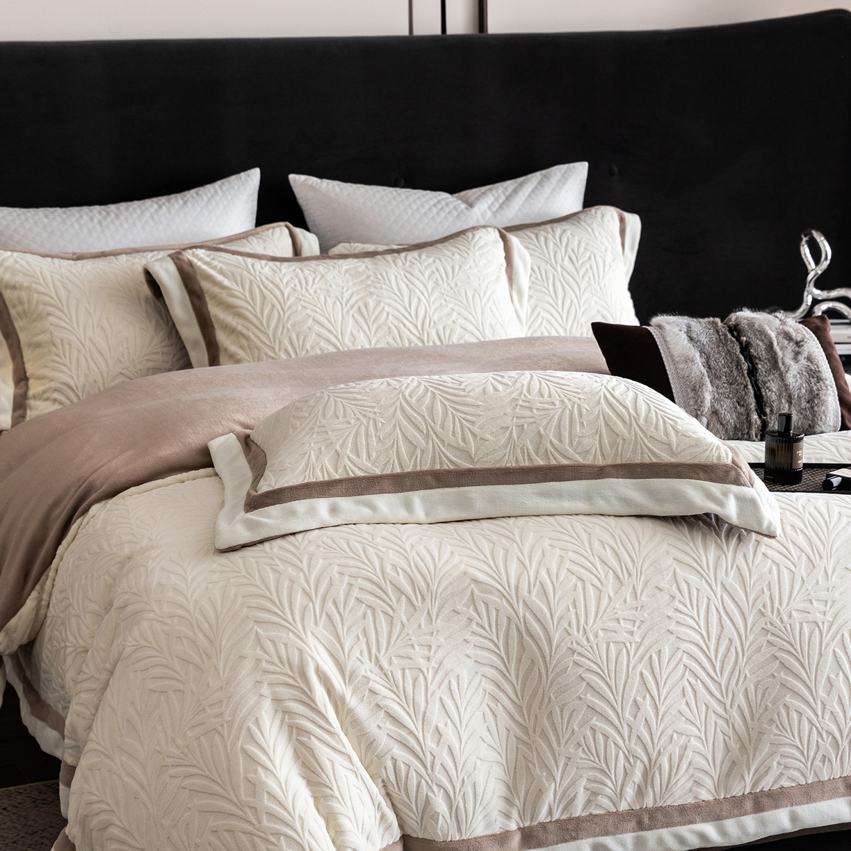 91家纺网 家纺一手货源 找家纺 蓝梦 2025新款亲肤舒适牛奶绒四件套-榈叶系列 榈叶-米月白