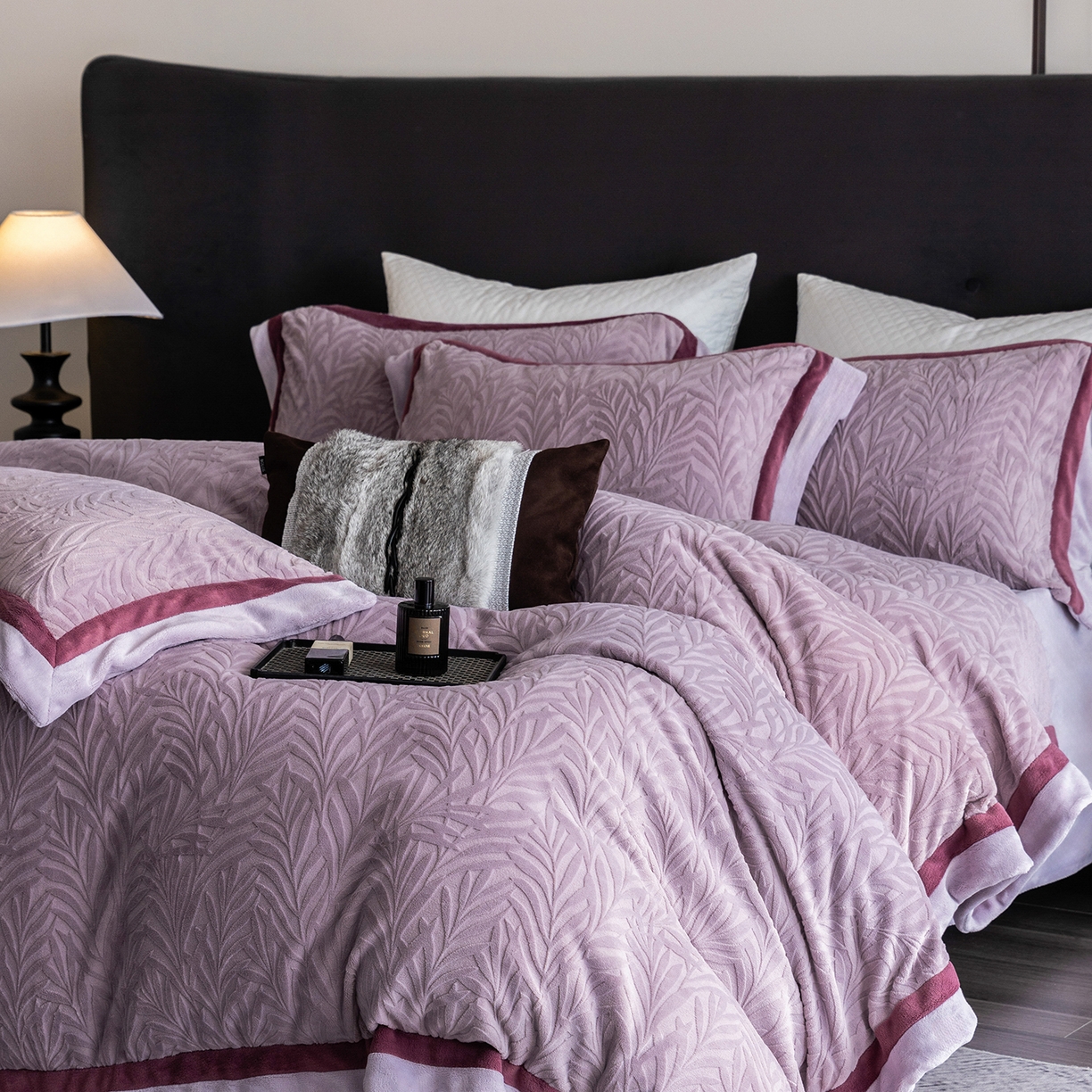 91家纺网 家纺一手货源 找家纺 蓝梦 2025新款亲肤舒适牛奶绒四件套-榈叶系列 榈叶-香芋紫