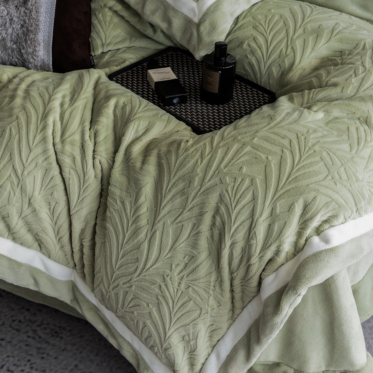 91家纺网 家纺一手货源 找家纺 蓝梦 2025新款亲肤舒适牛奶绒四件套-榈叶系列 榈叶-浅灰绿