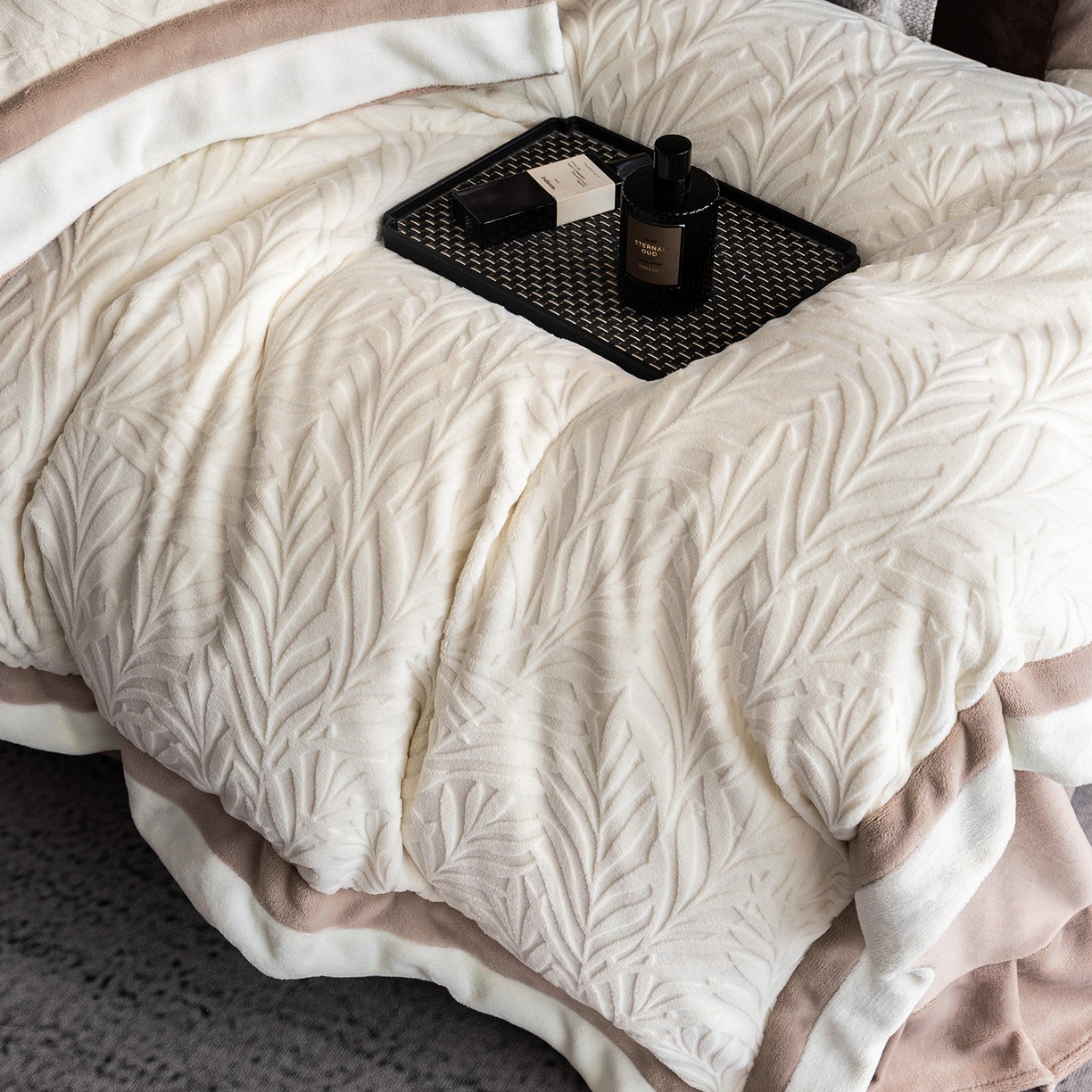 91家纺网 家纺一手货源 找家纺 蓝梦 2025新款亲肤舒适牛奶绒四件套-榈叶系列 榈叶-米月白