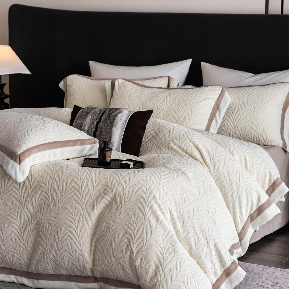 91家纺网 家纺一手货源 找家纺 蓝梦 2025新款亲肤舒适牛奶绒四件套-榈叶系列 榈叶-米月白