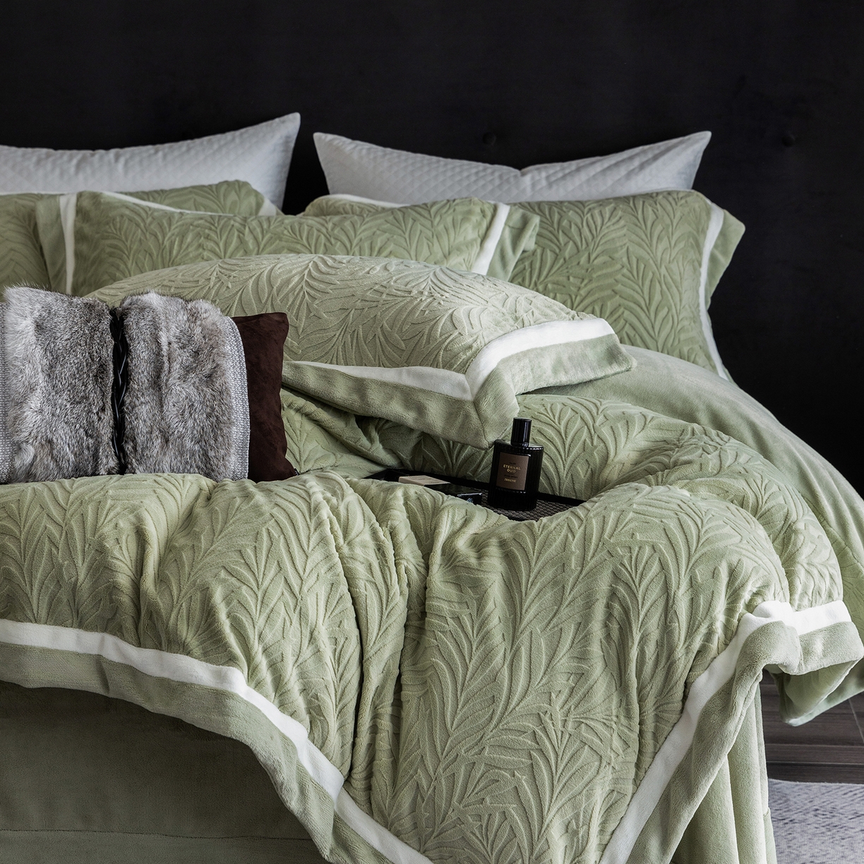 91家纺网 家纺一手货源 找家纺 蓝梦 2025新款亲肤舒适牛奶绒四件套-榈叶系列 榈叶-浅灰绿