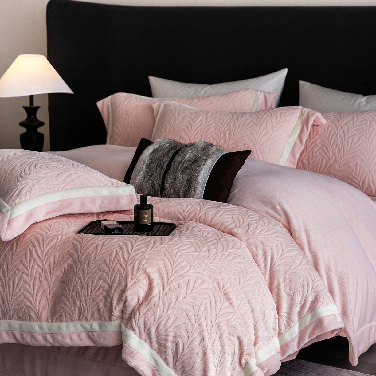 91家纺网 家纺一手货源 找家纺 蓝梦 2025新款亲肤舒适牛奶绒四件套-榈叶系列 榈叶-豆蔻粉