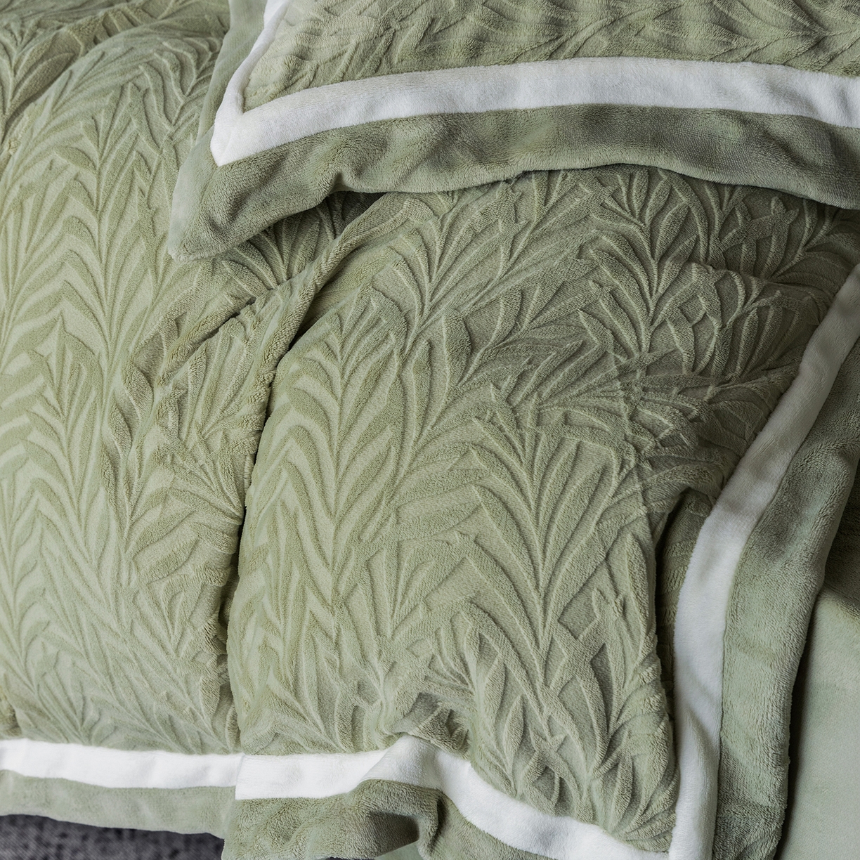 91家纺网 家纺一手货源 找家纺 蓝梦 2025新款亲肤舒适牛奶绒四件套-榈叶系列 榈叶-浅灰绿