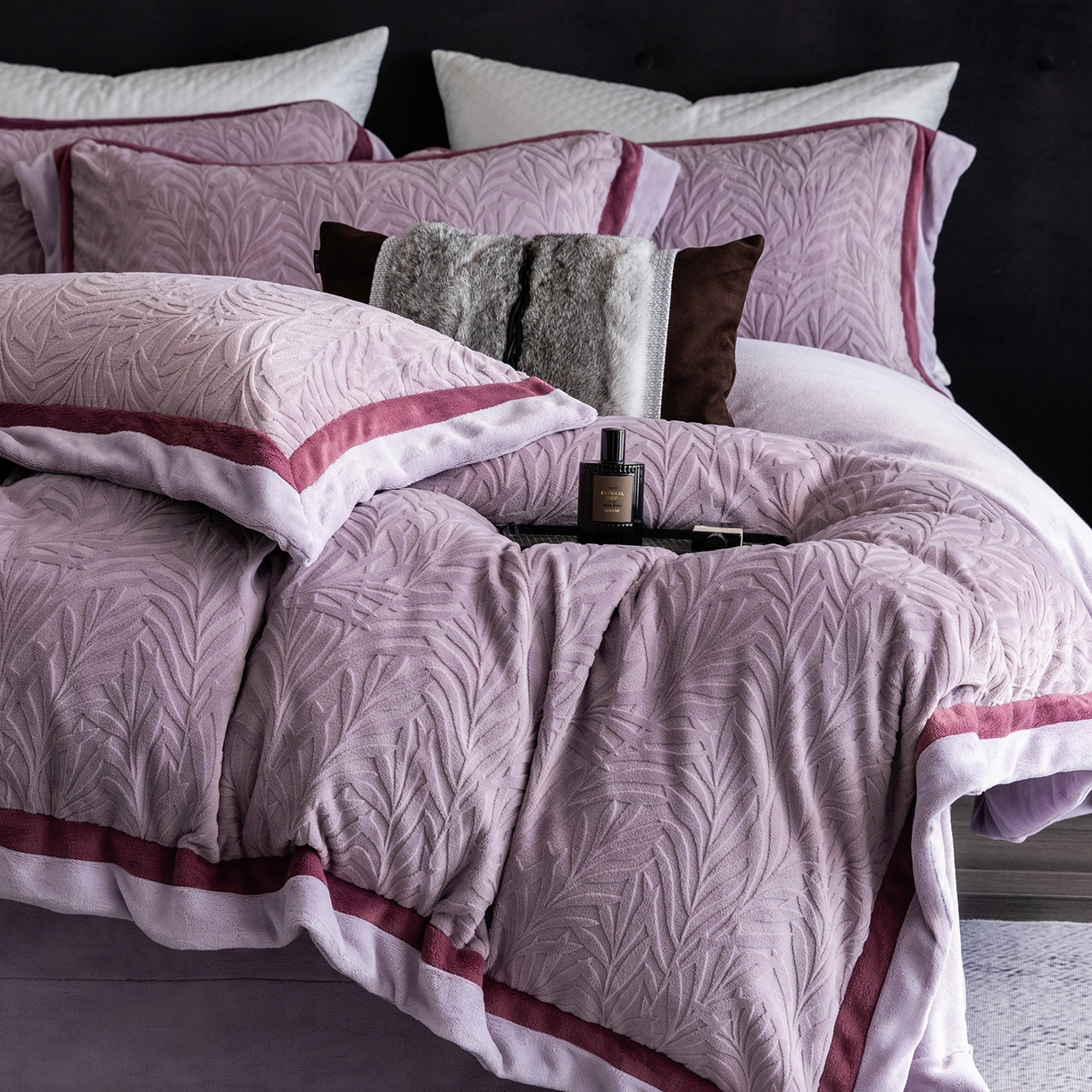 91家纺网 家纺一手货源 找家纺 蓝梦 2025新款亲肤舒适牛奶绒四件套-榈叶系列 榈叶-香芋紫