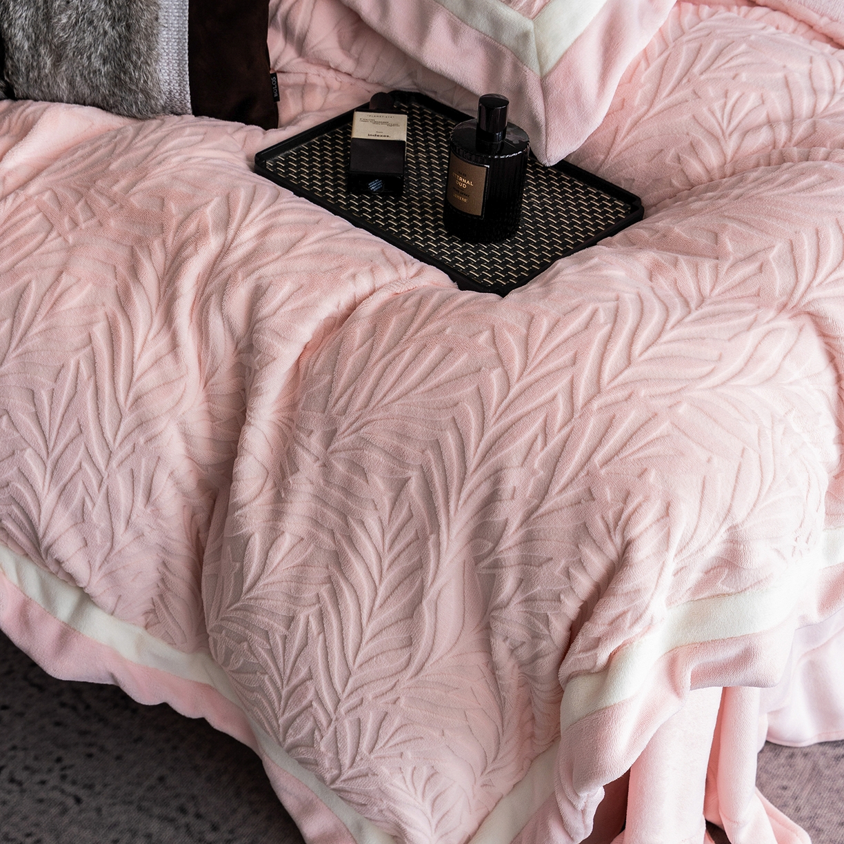 91家纺网 家纺一手货源 找家纺 蓝梦 2025新款亲肤舒适牛奶绒四件套-榈叶系列 榈叶-豆蔻粉