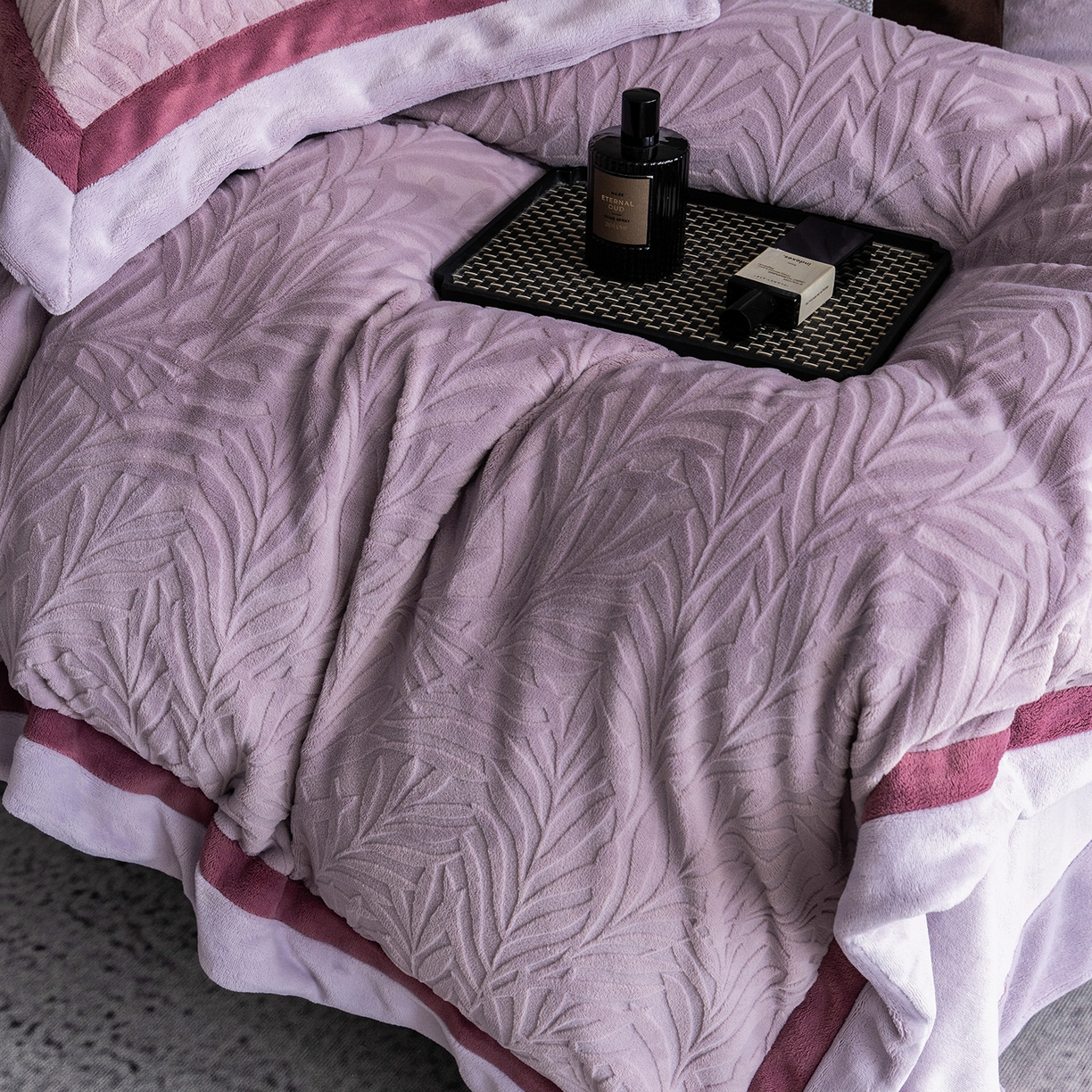 91家纺网 家纺一手货源 找家纺 蓝梦 2025新款亲肤舒适牛奶绒四件套-榈叶系列 榈叶-香芋紫