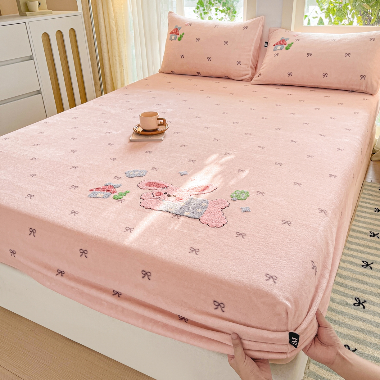 91家纺网 家纺一手货源 找家纺 （总）乐美家纺 2025新款A类高克重牛奶绒毛巾绣床笠三件套