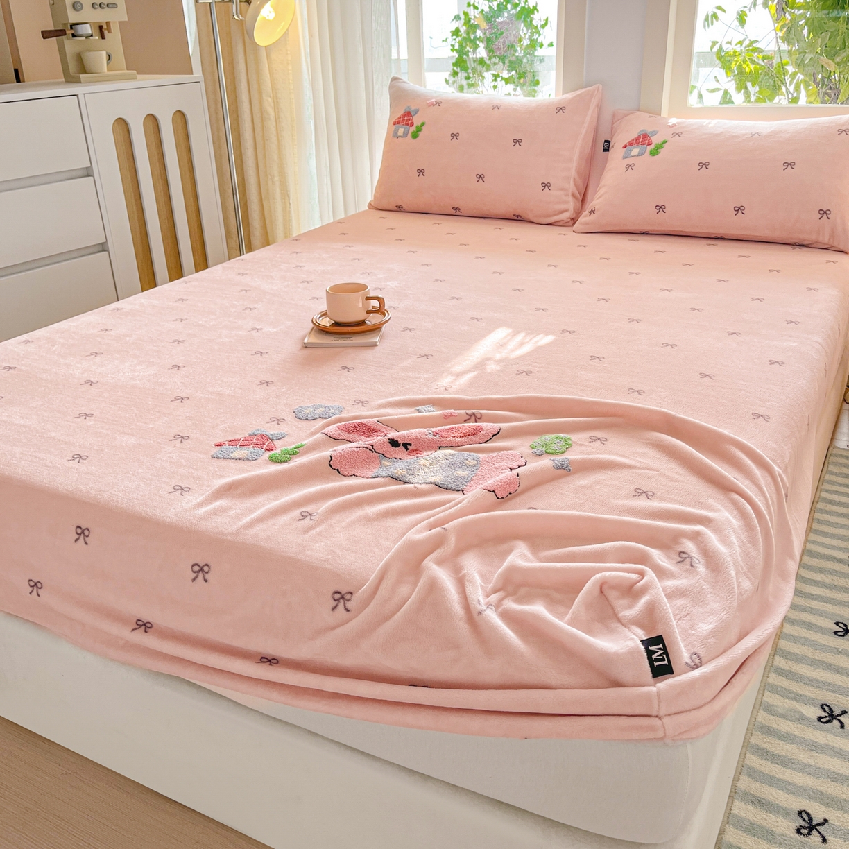 91家纺网 家纺一手货源 找家纺 （总）乐美家纺 2025新款A类高克重牛奶绒毛巾绣床笠三件套