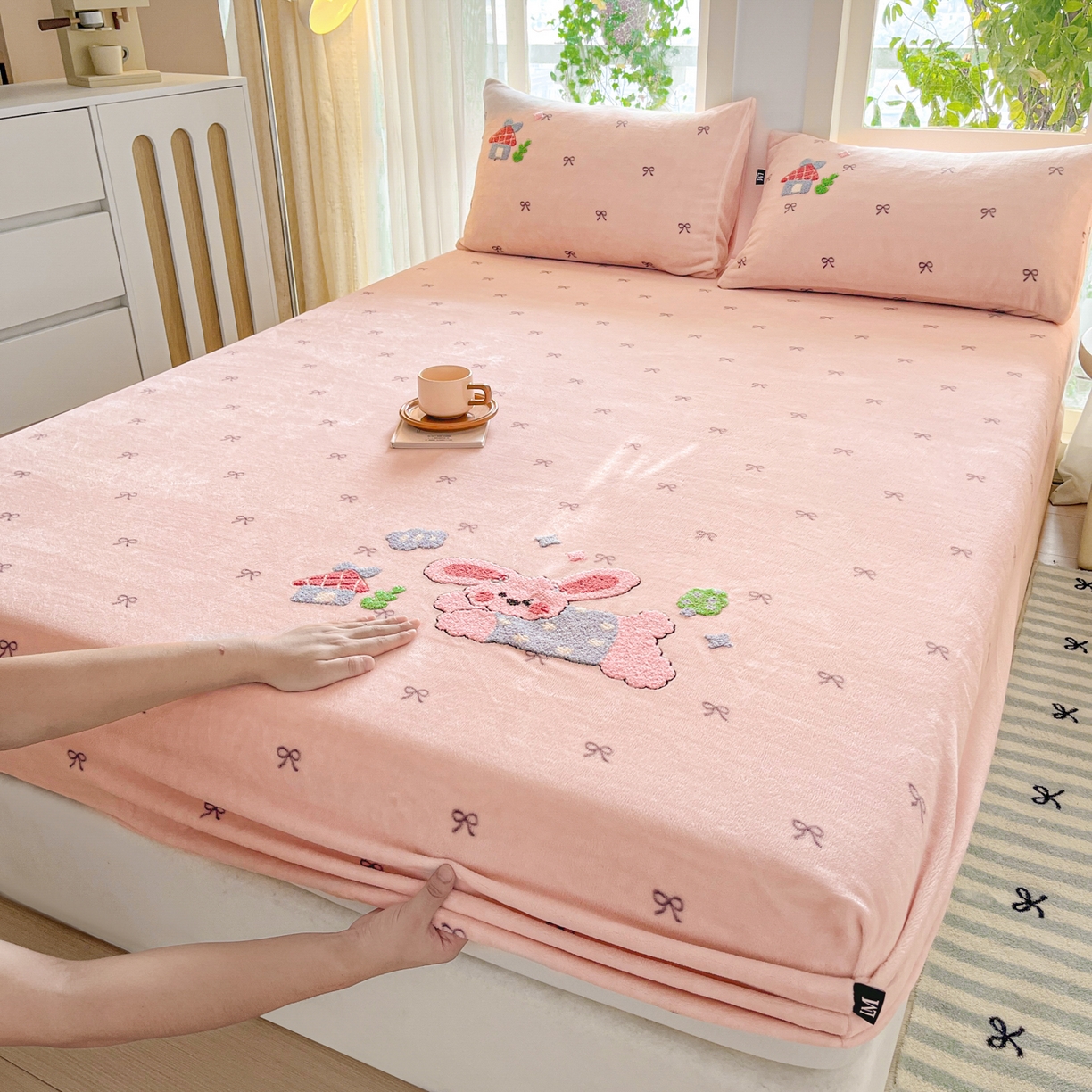 91家纺网 家纺一手货源 找家纺 （总）乐美家纺 2025新款A类高克重牛奶绒毛巾绣床笠三件套