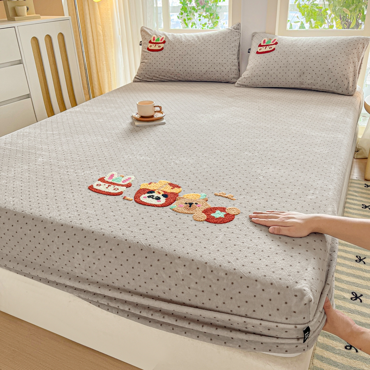 91家纺网 家纺一手货源 找家纺 （总）乐美家纺 2025新款A类高克重牛奶绒毛巾绣床笠三件套