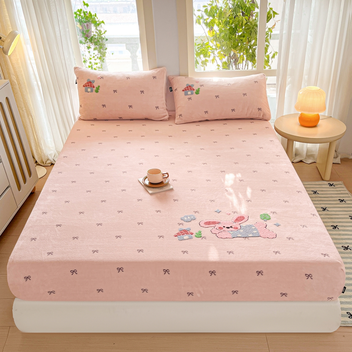 91家纺网 家纺一手货源 找家纺 （总）乐美家纺 2025新款A类高克重牛奶绒毛巾绣床笠三件套