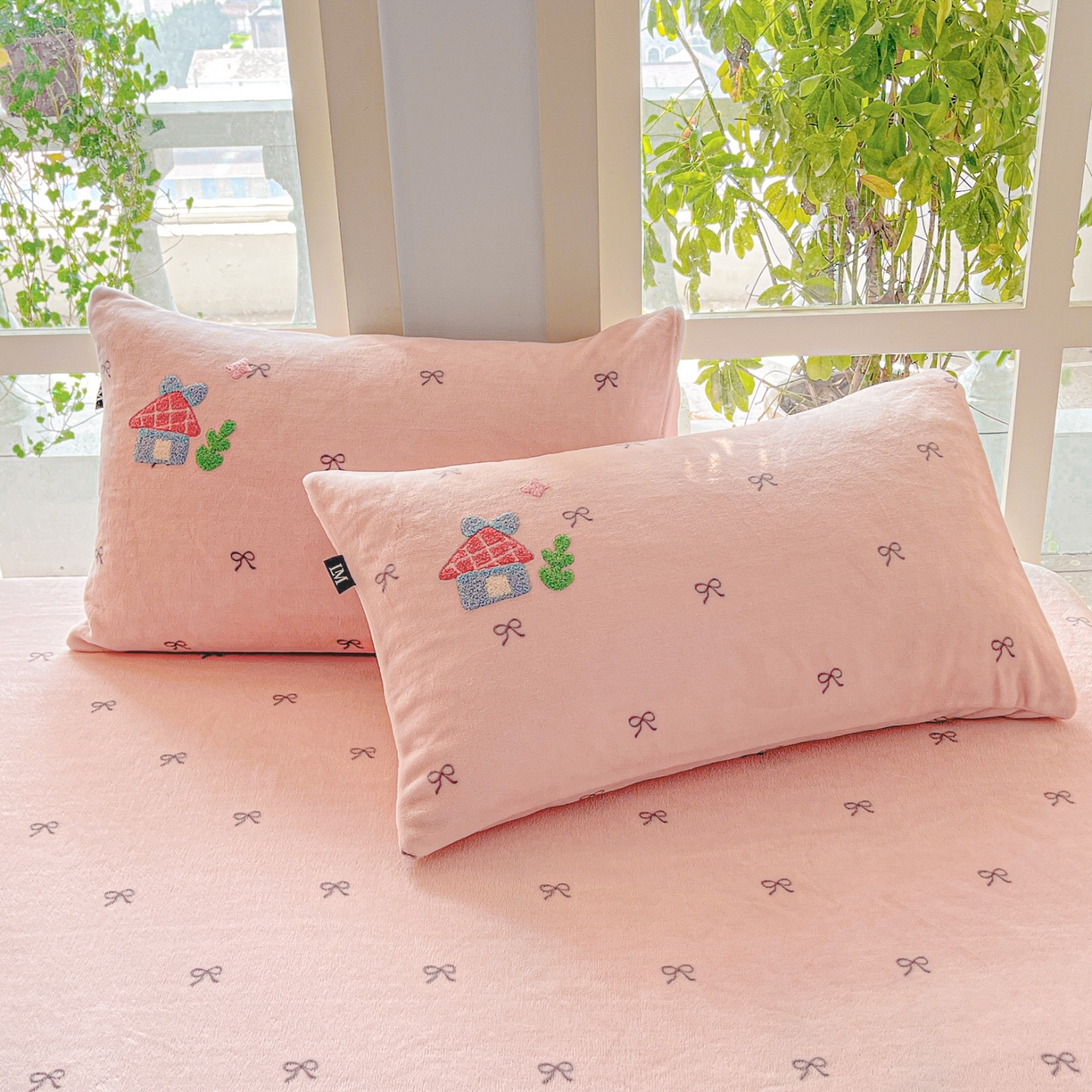 91家纺网 家纺一手货源 找家纺 （总）乐美家纺 2025新款A类高克重牛奶绒毛巾绣床笠三件套