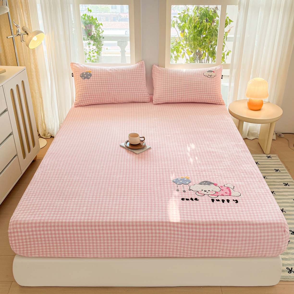 91家纺网 家纺一手货源 找家纺 乐美家纺 2025新款A类高克重牛奶绒毛巾绣床笠三件套 云朵比熊