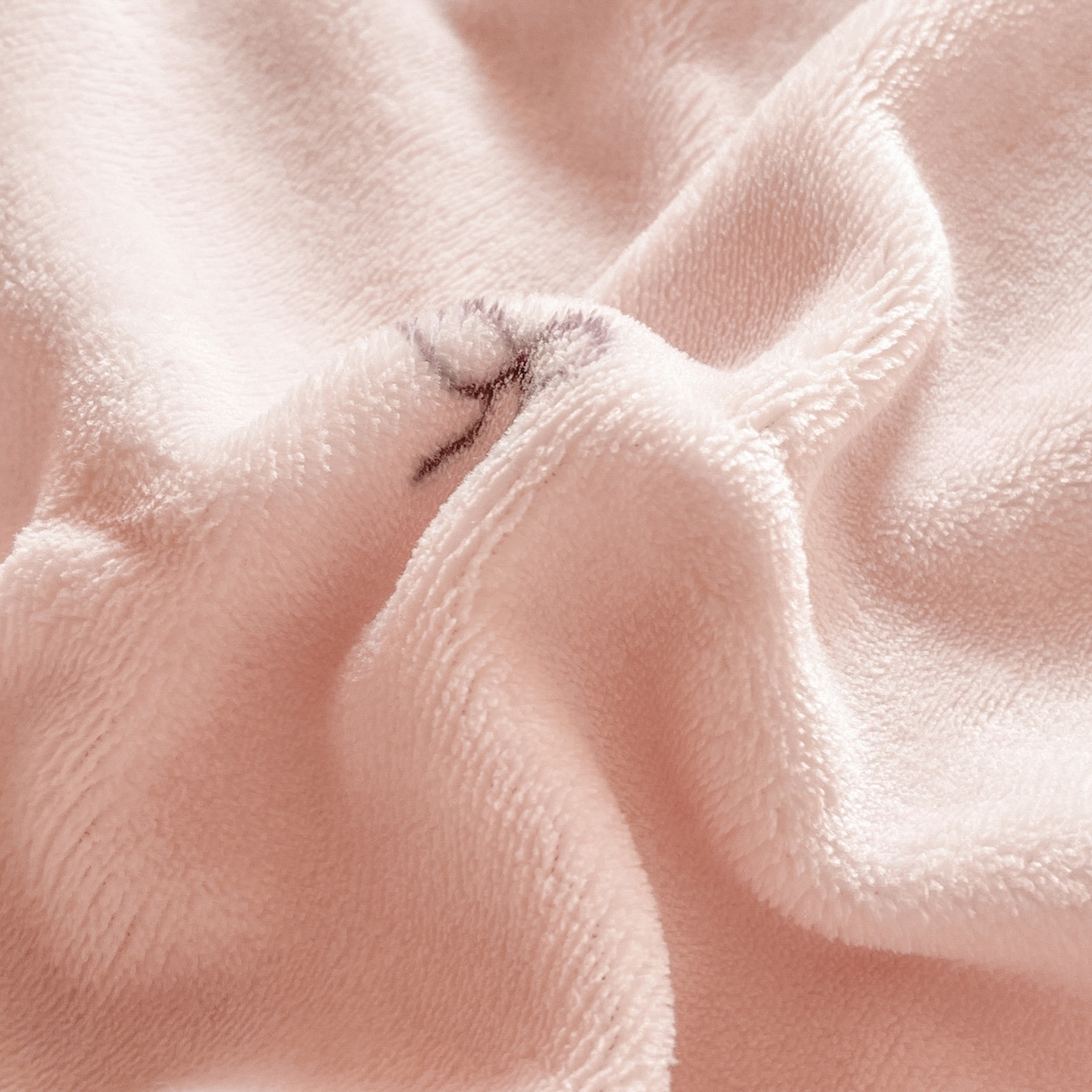 91家纺网 家纺一手货源 找家纺 乐美家纺 2025新款A类高克重牛奶绒毛巾绣床笠三件套 欢乐兔