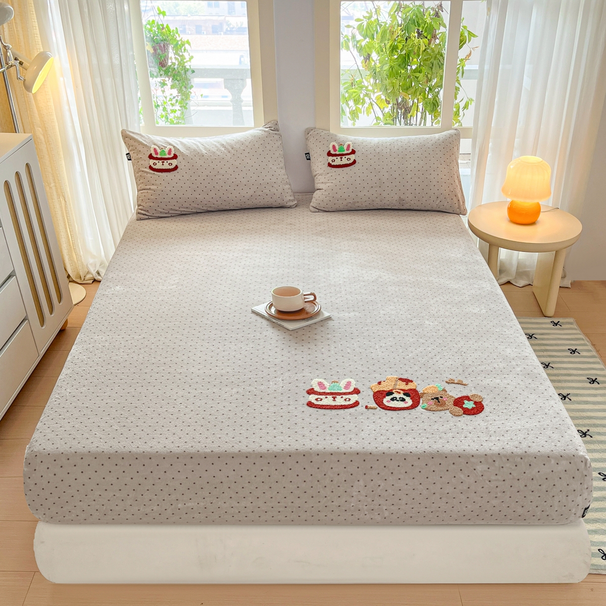 91家纺网 家纺一手货源 找家纺 乐美家纺 2025新款A类高克重牛奶绒毛巾绣床笠三件套 贪吃熊