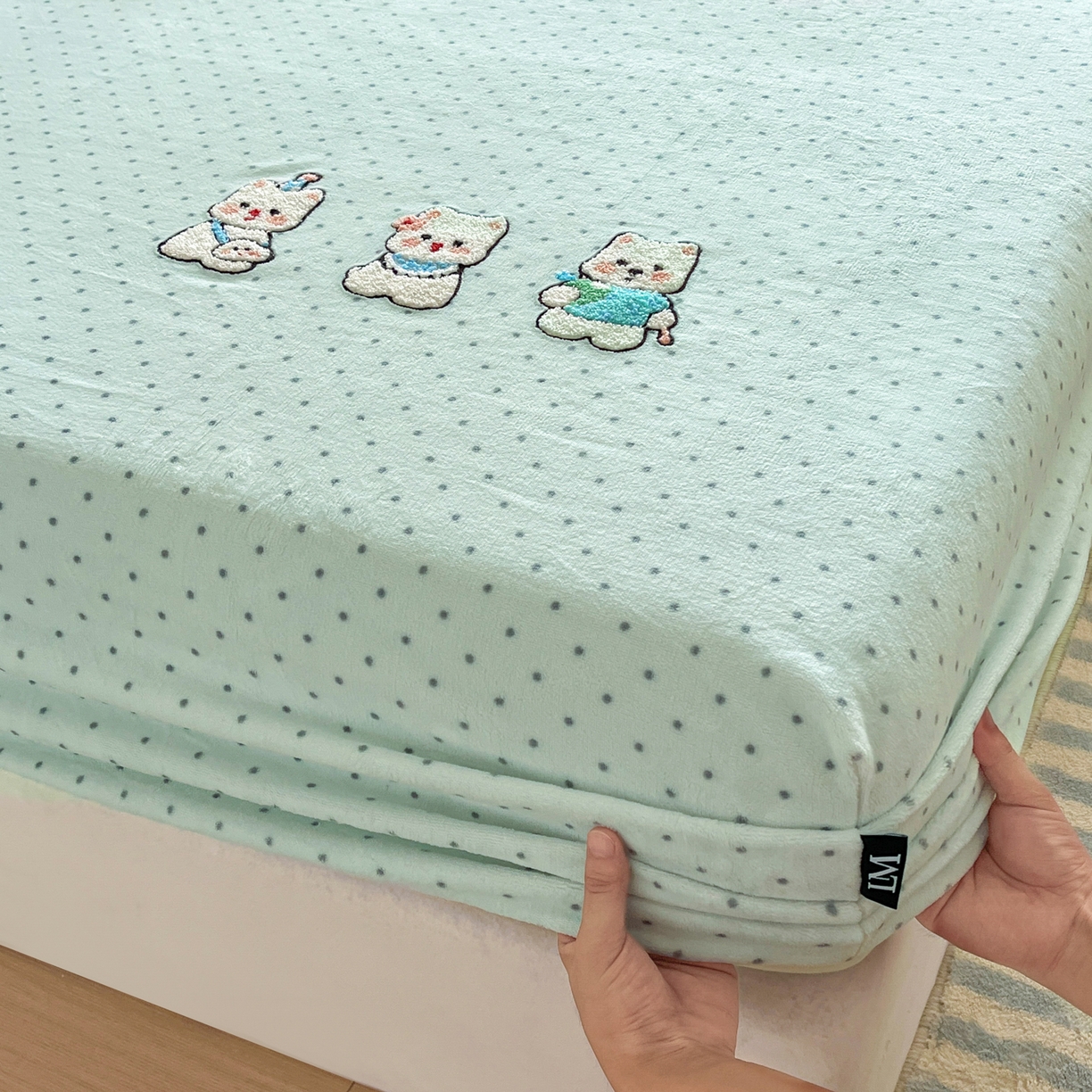 91家纺网 家纺一手货源 找家纺 乐美家纺 2025新款A类高克重牛奶绒毛巾绣床笠三件套 萌趣西高地