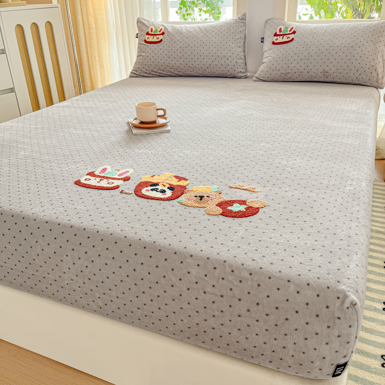 91家纺网 家纺一手货源 找家纺 乐美家纺 2025新款A类高克重牛奶绒毛巾绣床笠三件套 贪吃熊