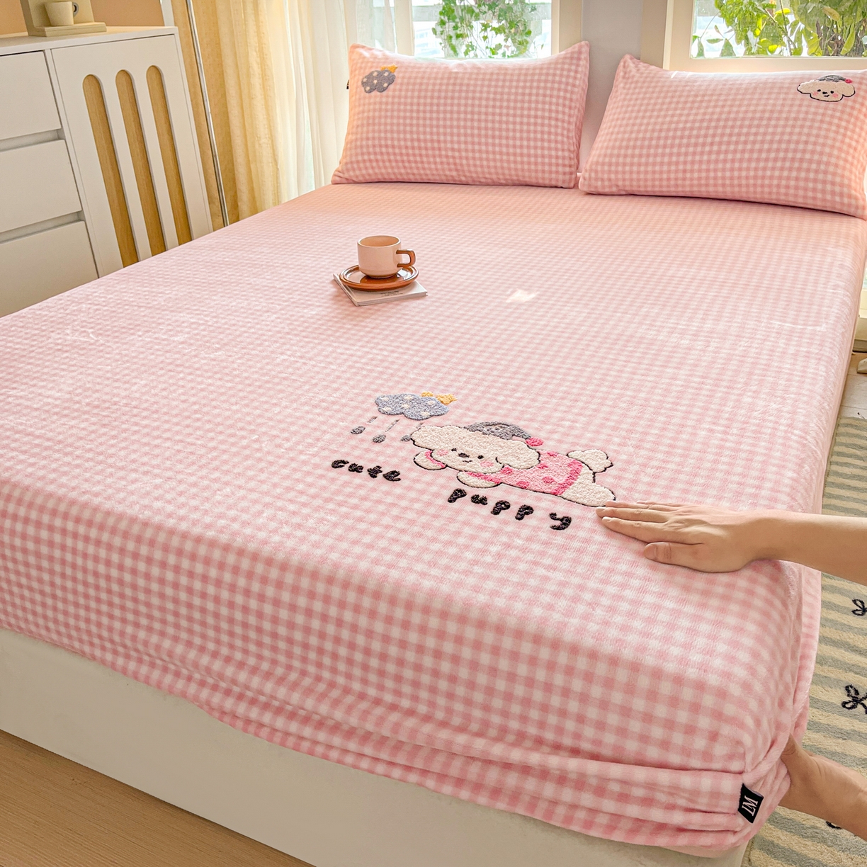 乐美家纺 2025新款A类高克重牛奶绒毛巾绣床笠三件套 云朵比熊