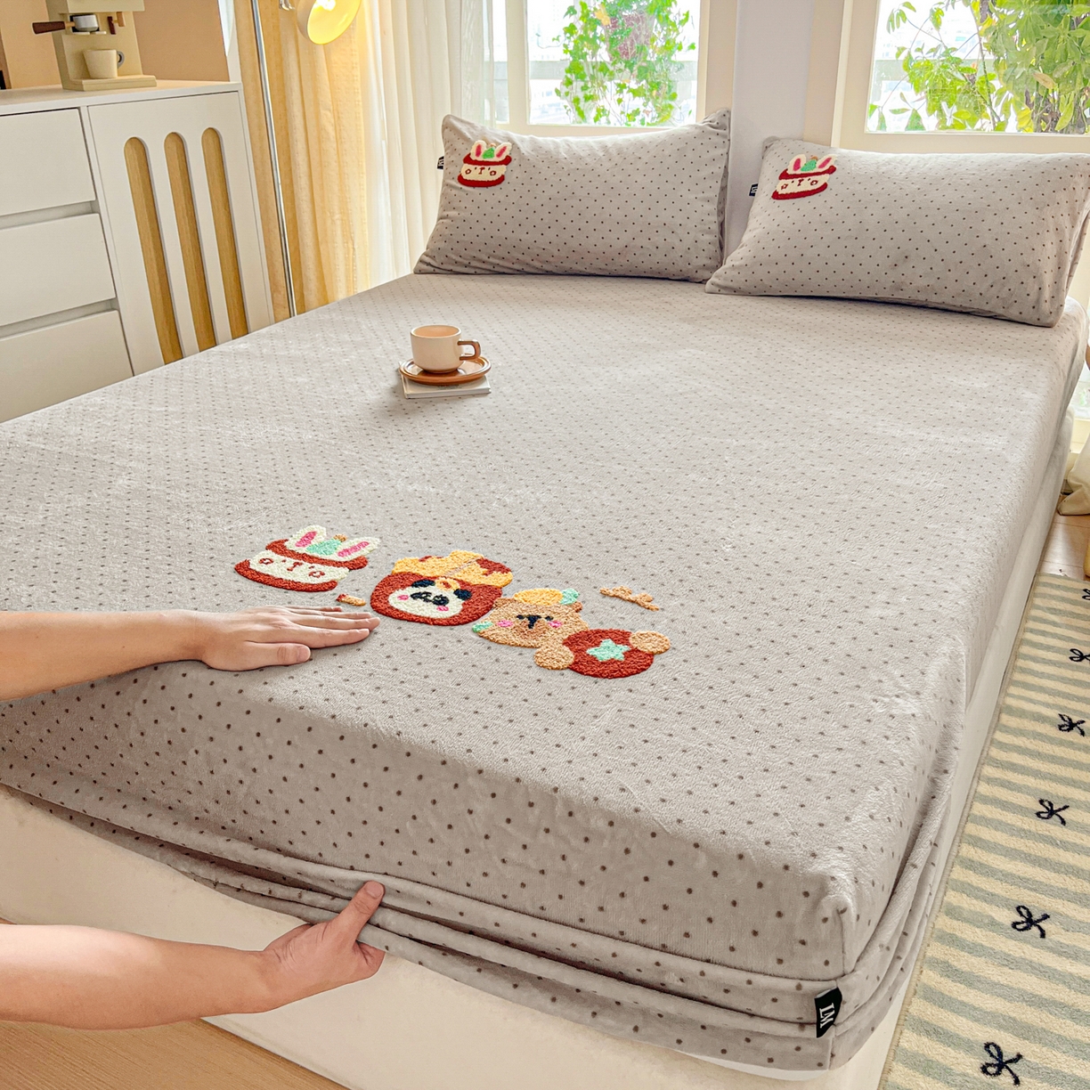 91家纺网 家纺一手货源 找家纺 乐美家纺 2025新款A类高克重牛奶绒毛巾绣床笠三件套 贪吃熊