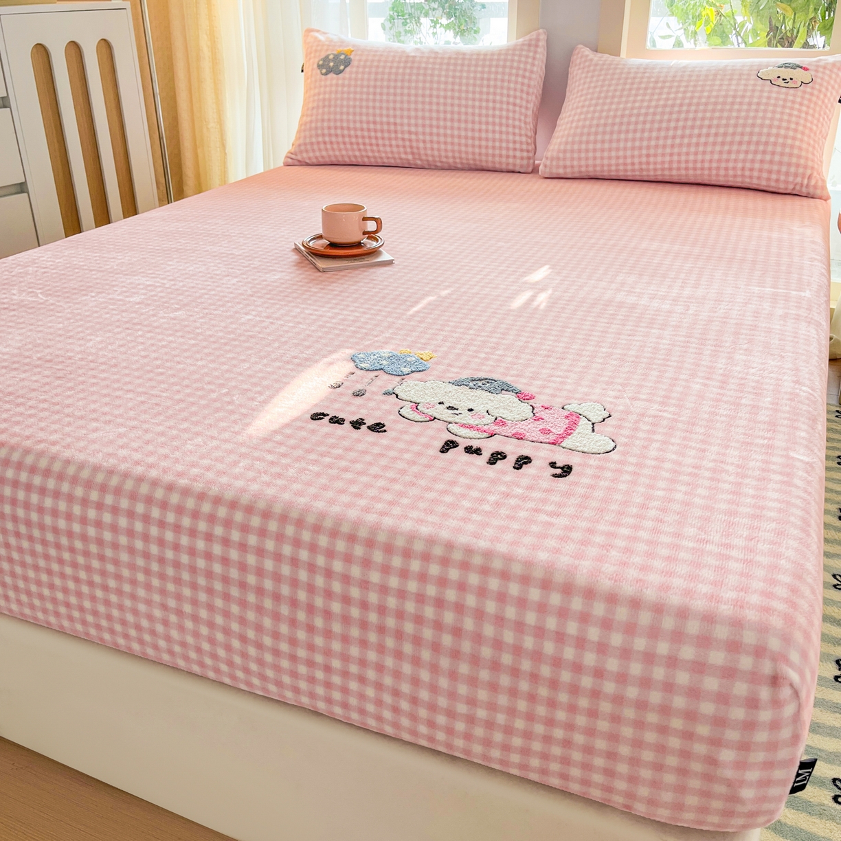 91家纺网 家纺一手货源 找家纺 乐美家纺 2025新款A类高克重牛奶绒毛巾绣床笠三件套 云朵比熊