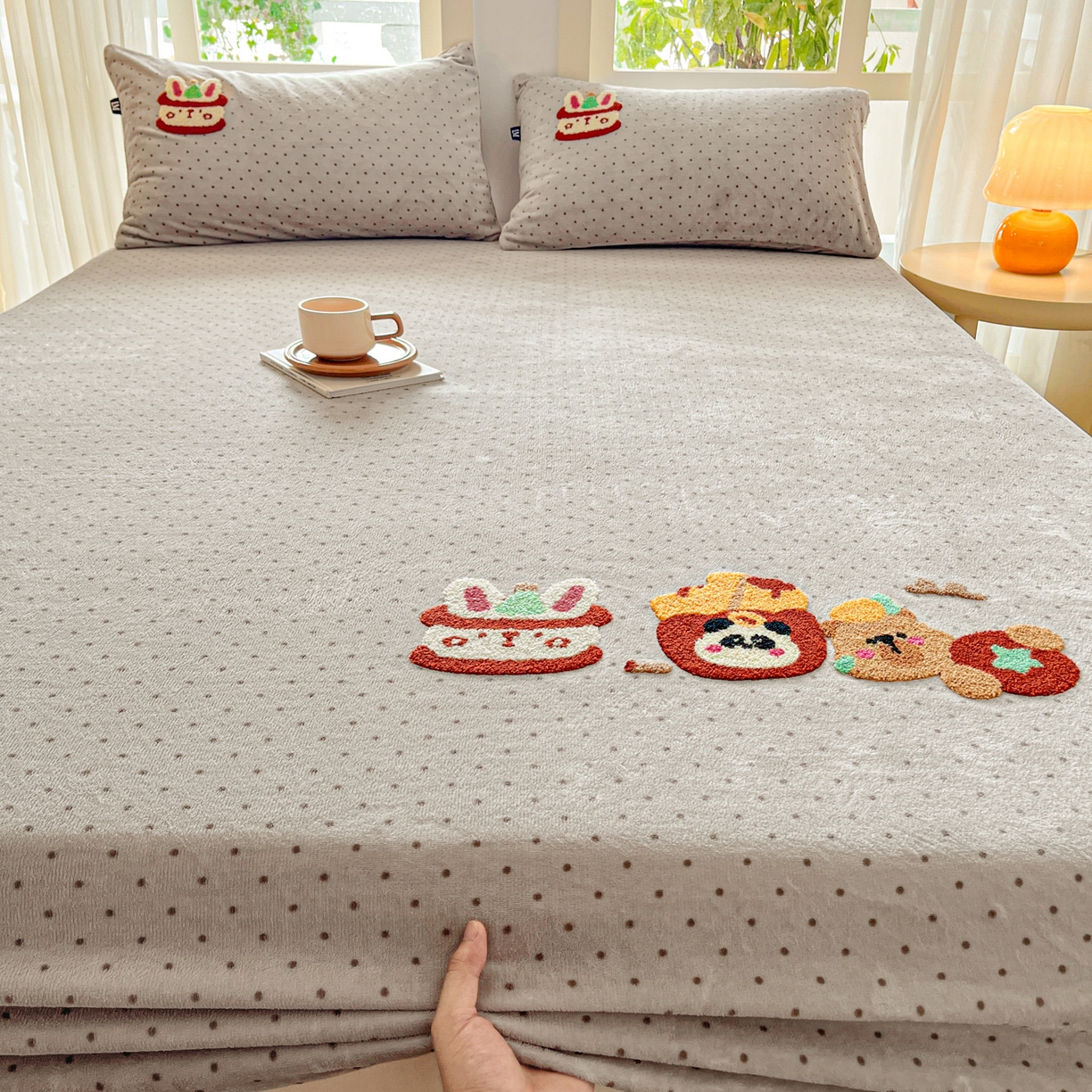 91家纺网 家纺一手货源 找家纺 乐美家纺 2025新款A类高克重牛奶绒毛巾绣床笠三件套 贪吃熊