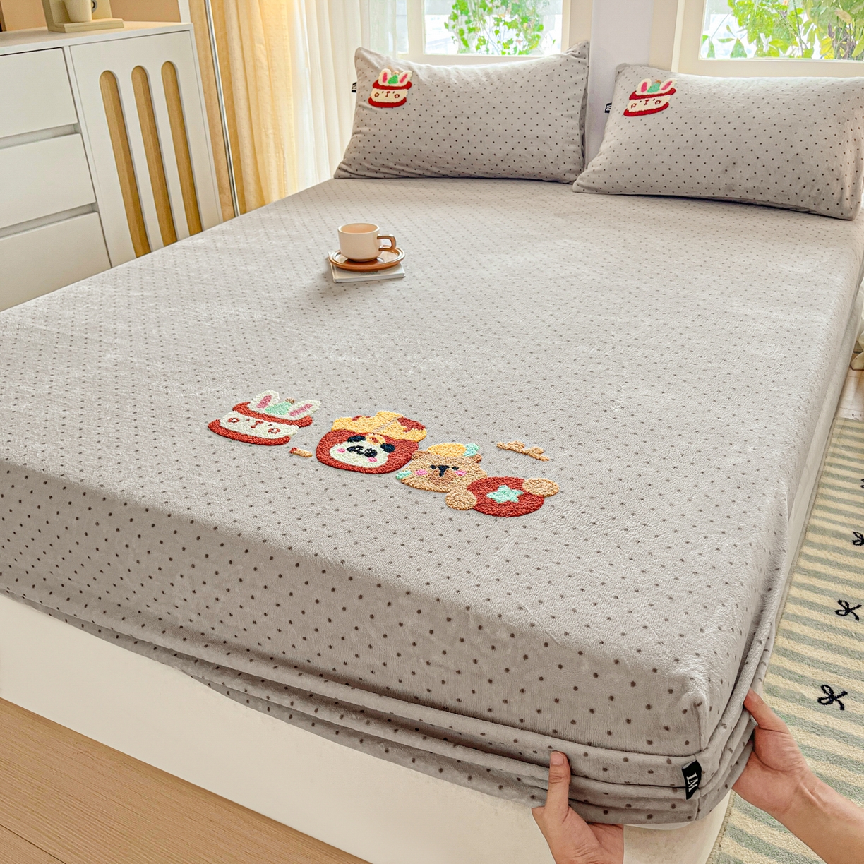 91家纺网 家纺一手货源 找家纺 乐美家纺 2025新款A类高克重牛奶绒毛巾绣床笠三件套 贪吃熊