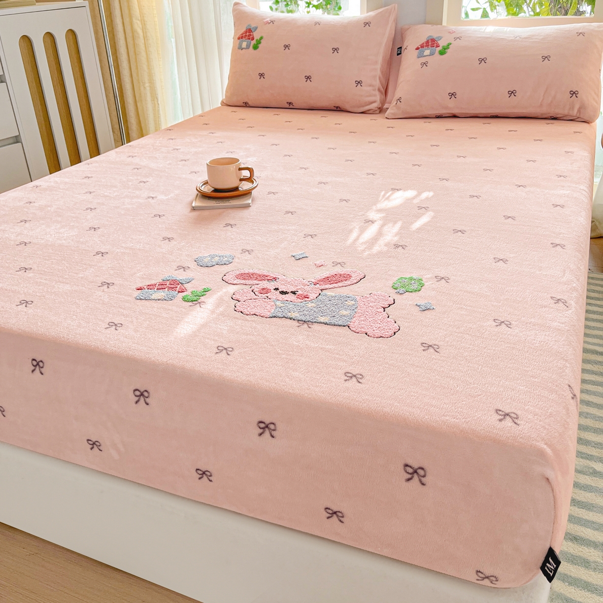 91家纺网 家纺一手货源 找家纺 乐美家纺 2025新款A类高克重牛奶绒毛巾绣床笠三件套 欢乐兔