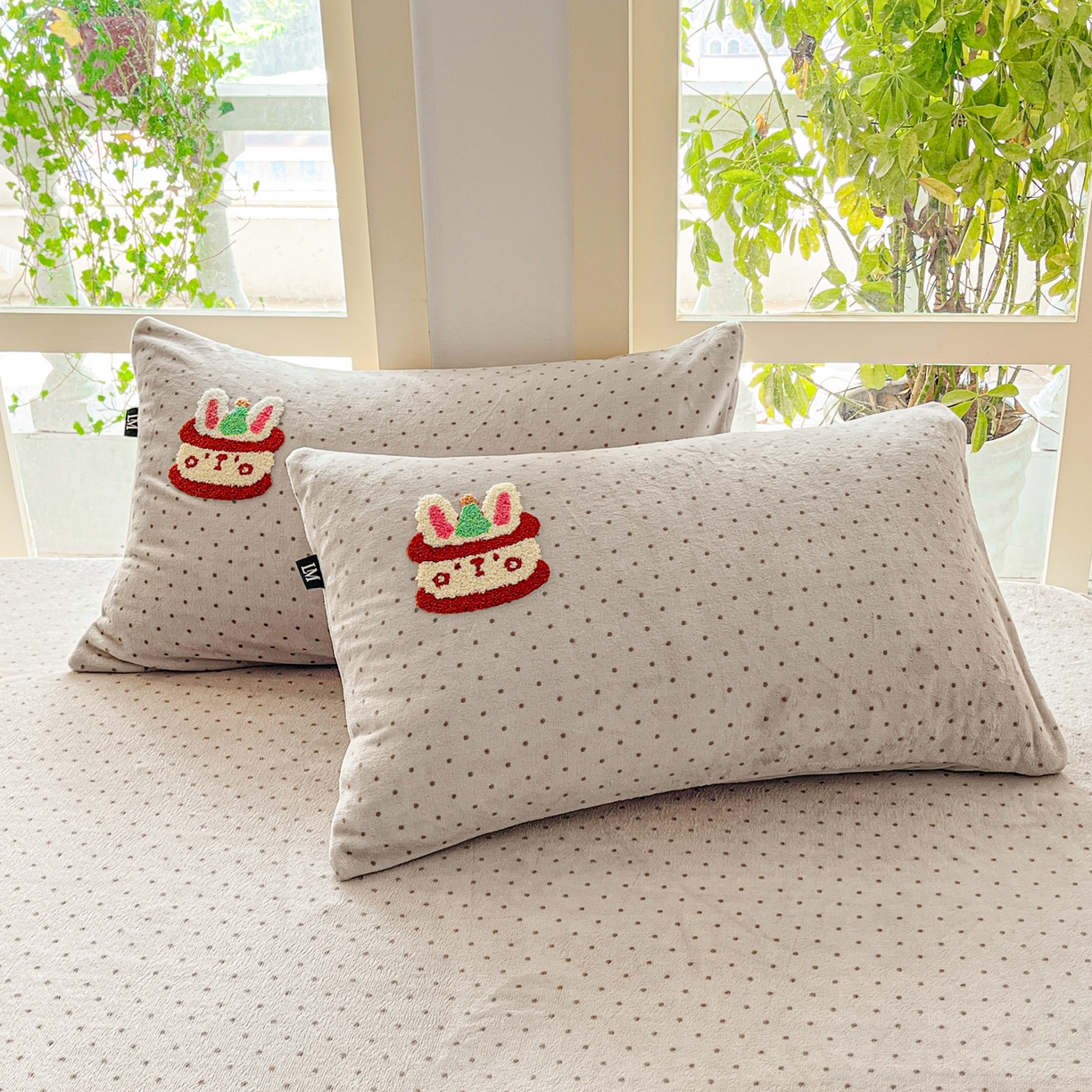 91家纺网 家纺一手货源 找家纺 乐美家纺 2025新款A类高克重牛奶绒毛巾绣床笠三件套 贪吃熊