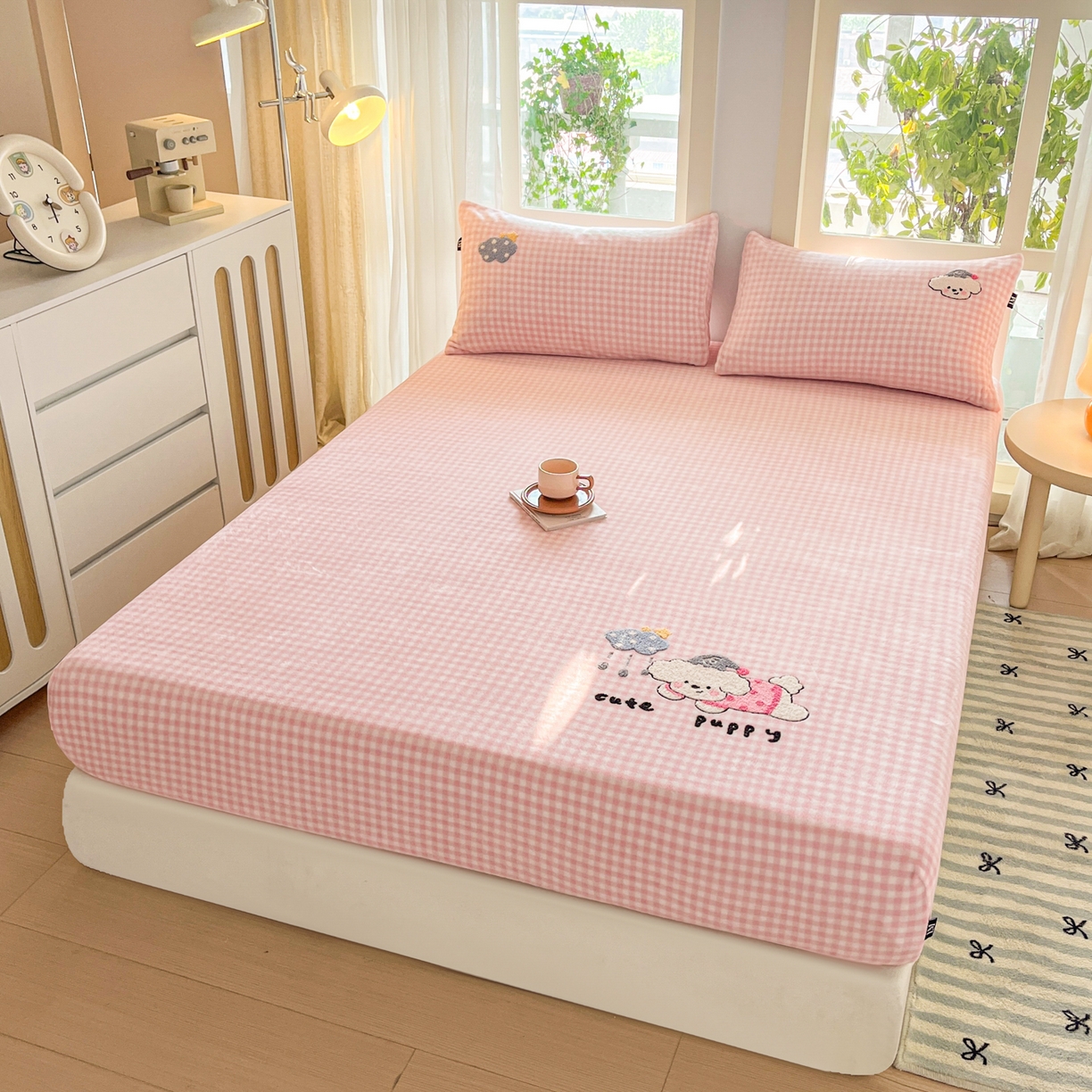 91家纺网 家纺一手货源 找家纺 乐美家纺 2025新款A类高克重牛奶绒毛巾绣床笠三件套 云朵比熊