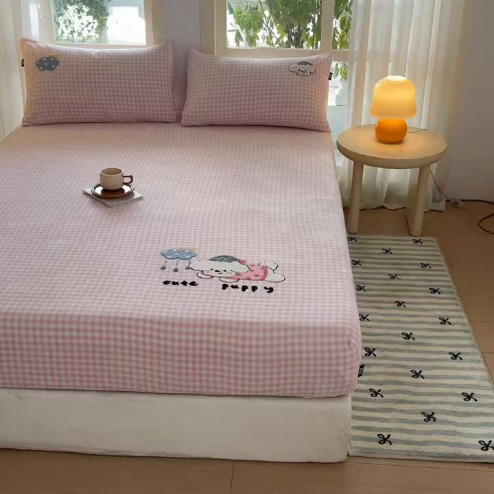 91家纺网 家纺一手货源 找家纺 乐美家纺 2025新款A类高克重牛奶绒毛巾绣床笠三件套 云朵比熊