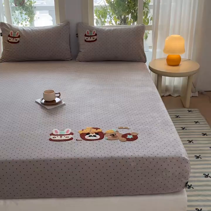 91家纺网 家纺一手货源 找家纺 乐美家纺 2025新款A类高克重牛奶绒毛巾绣床笠三件套 贪吃熊