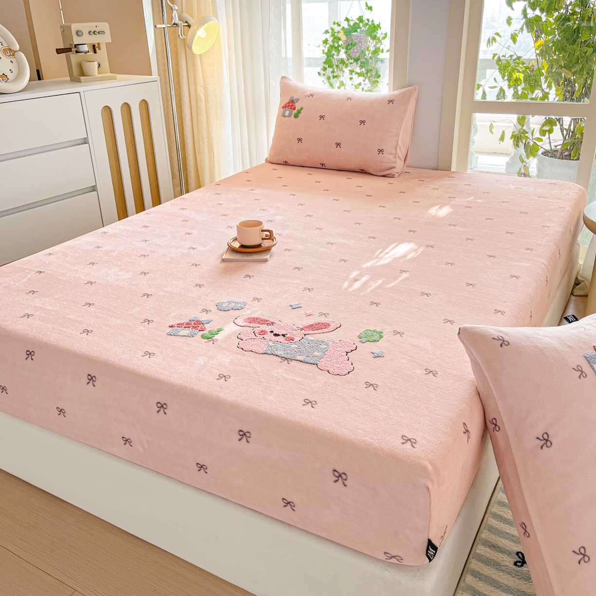 91家纺网 家纺一手货源 找家纺 （总）乐美家纺 2025新款A类高克重牛奶绒毛巾绣床笠三件套