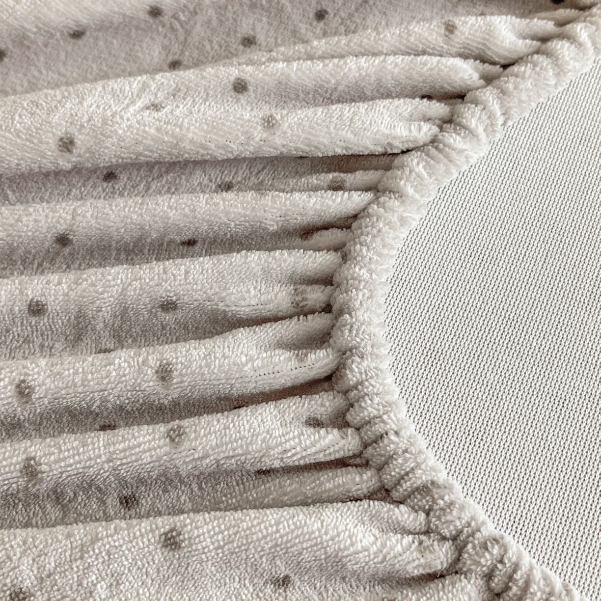 91家纺网 家纺一手货源 找家纺 乐美家纺 2025新款A类高克重牛奶绒毛巾绣床笠三件套 贪吃熊