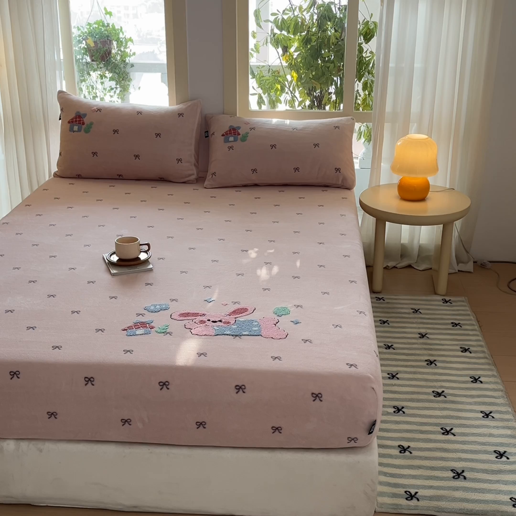 91家纺网 家纺一手货源 找家纺 （总）乐美家纺 2025新款A类高克重牛奶绒毛巾绣床笠三件套