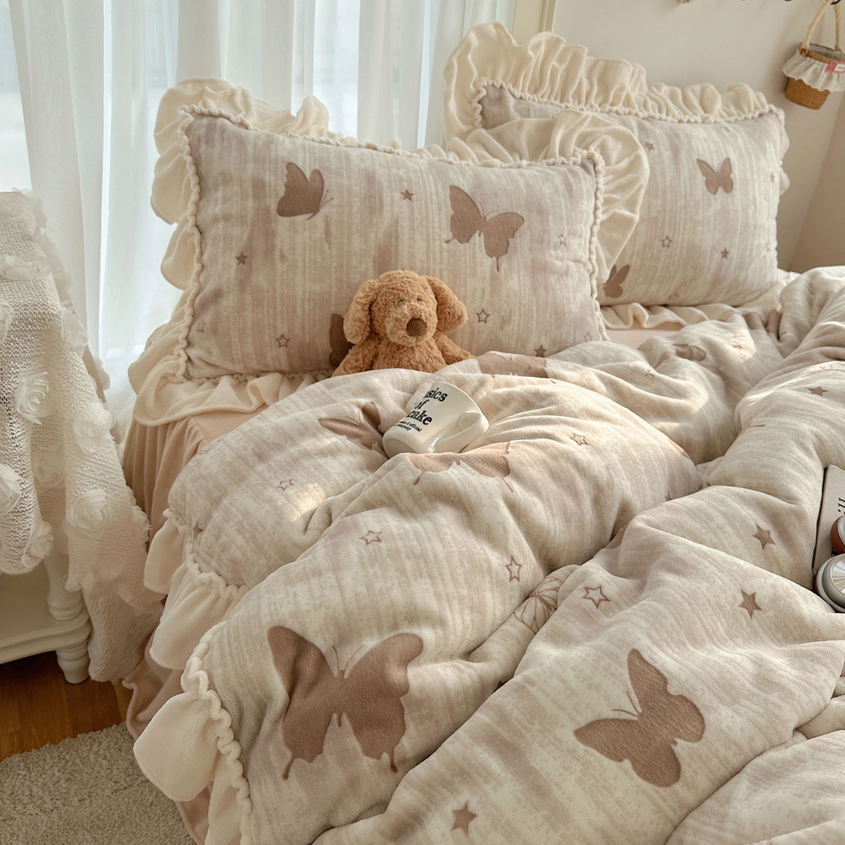 91家纺网 家纺一手货源 找家纺 （总）轻奢坊 2025新款牛奶绒5D烂花韩版法式花边四件套-蝶梦