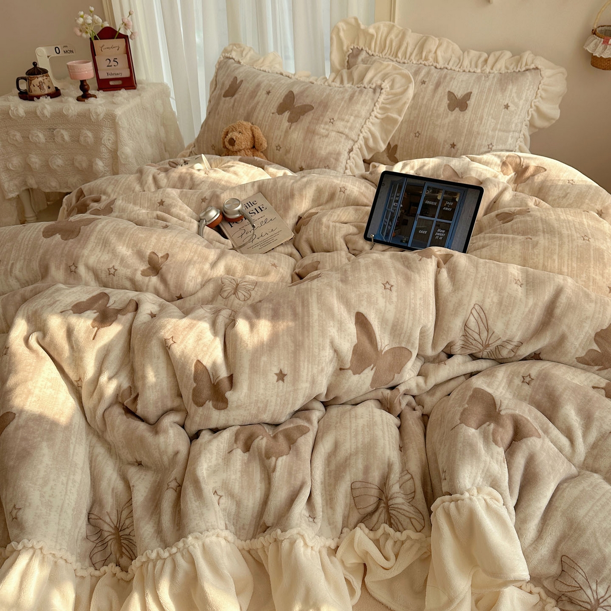 91家纺网 家纺一手货源 找家纺 （总）轻奢坊 2025新款牛奶绒5D烂花韩版法式花边四件套-蝶梦