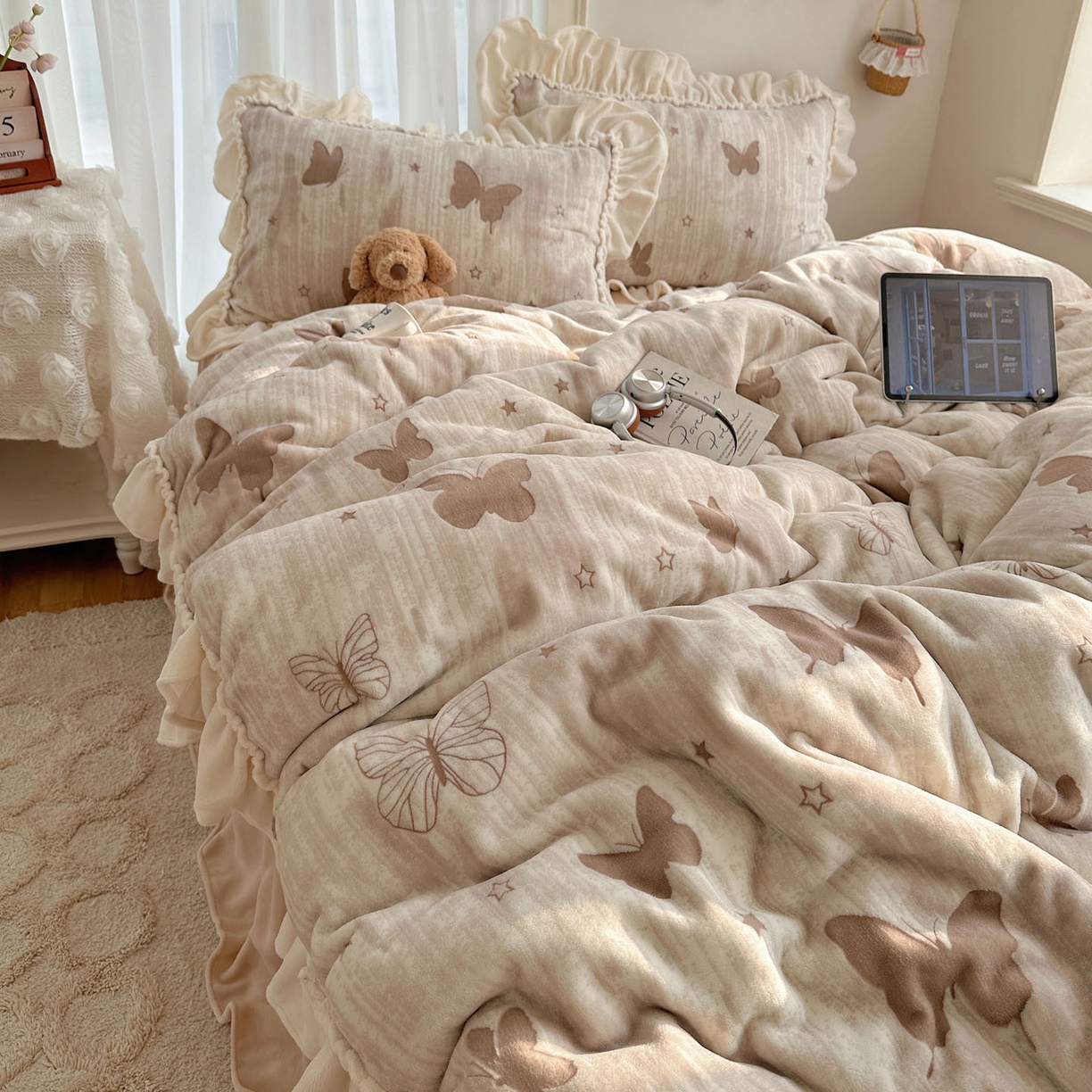 91家纺网 家纺一手货源 找家纺 （总）轻奢坊 2025新款牛奶绒5D烂花韩版法式花边四件套-蝶梦