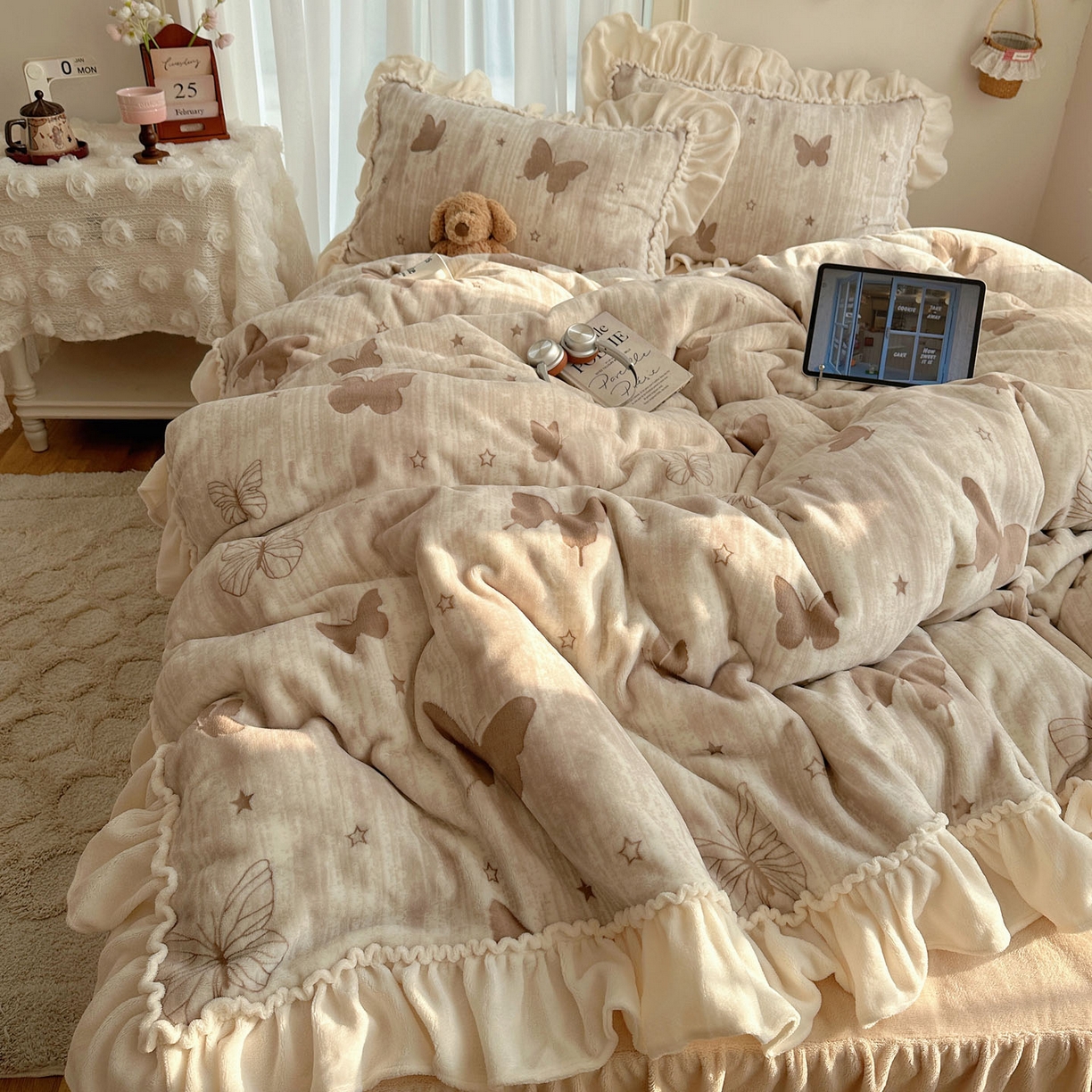 91家纺网 家纺一手货源 找家纺 （总）轻奢坊 2025新款牛奶绒5D烂花韩版法式花边四件套-蝶梦