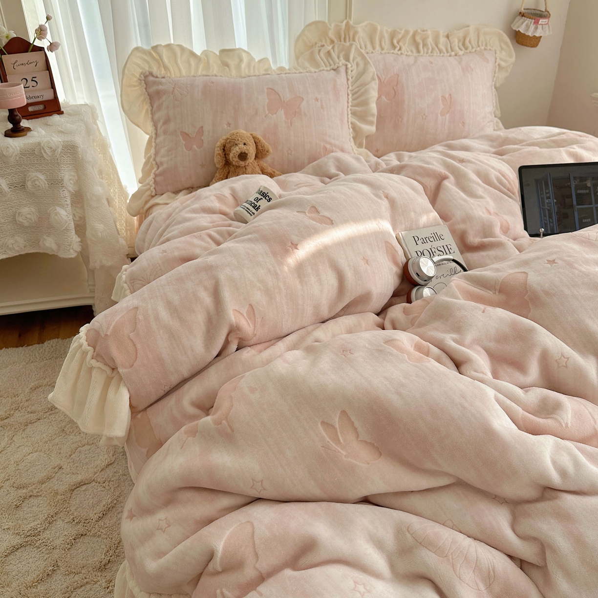 91家纺网 家纺一手货源 找家纺 轻奢坊 2025新款牛奶绒5D烂花韩版法式花边四件套-蝶梦 蝶梦粉