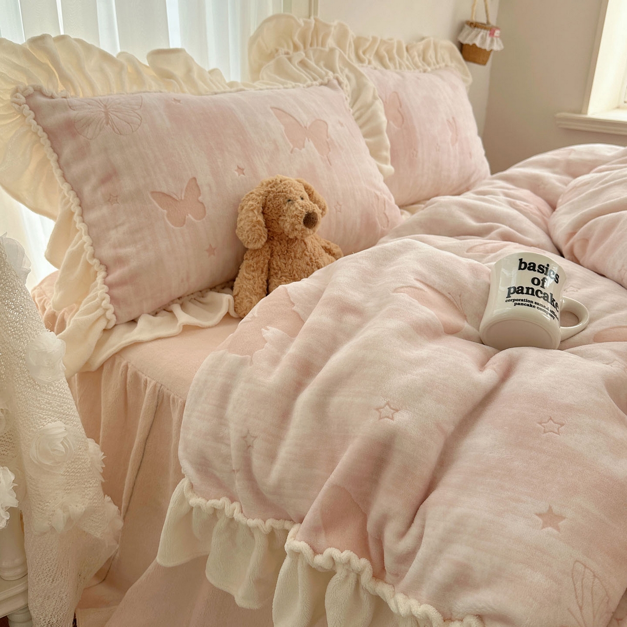 91家纺网 家纺一手货源 找家纺 轻奢坊 2025新款牛奶绒5D烂花韩版法式花边四件套-蝶梦 蝶梦粉