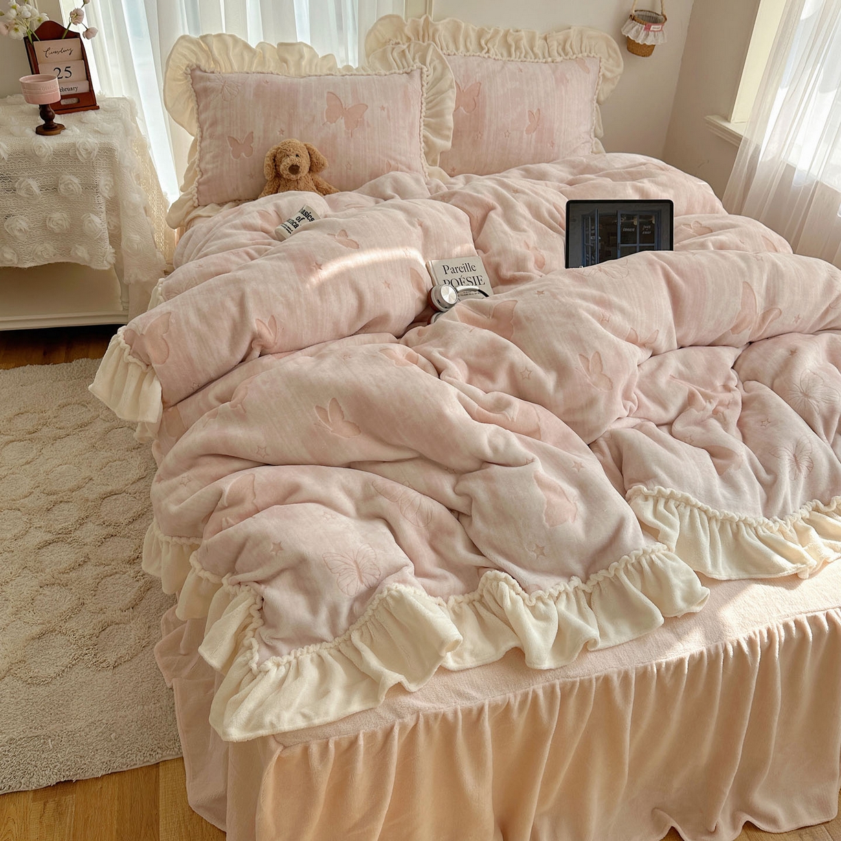 91家纺网 家纺一手货源 找家纺 轻奢坊 2025新款牛奶绒5D烂花韩版法式花边四件套-蝶梦 蝶梦粉